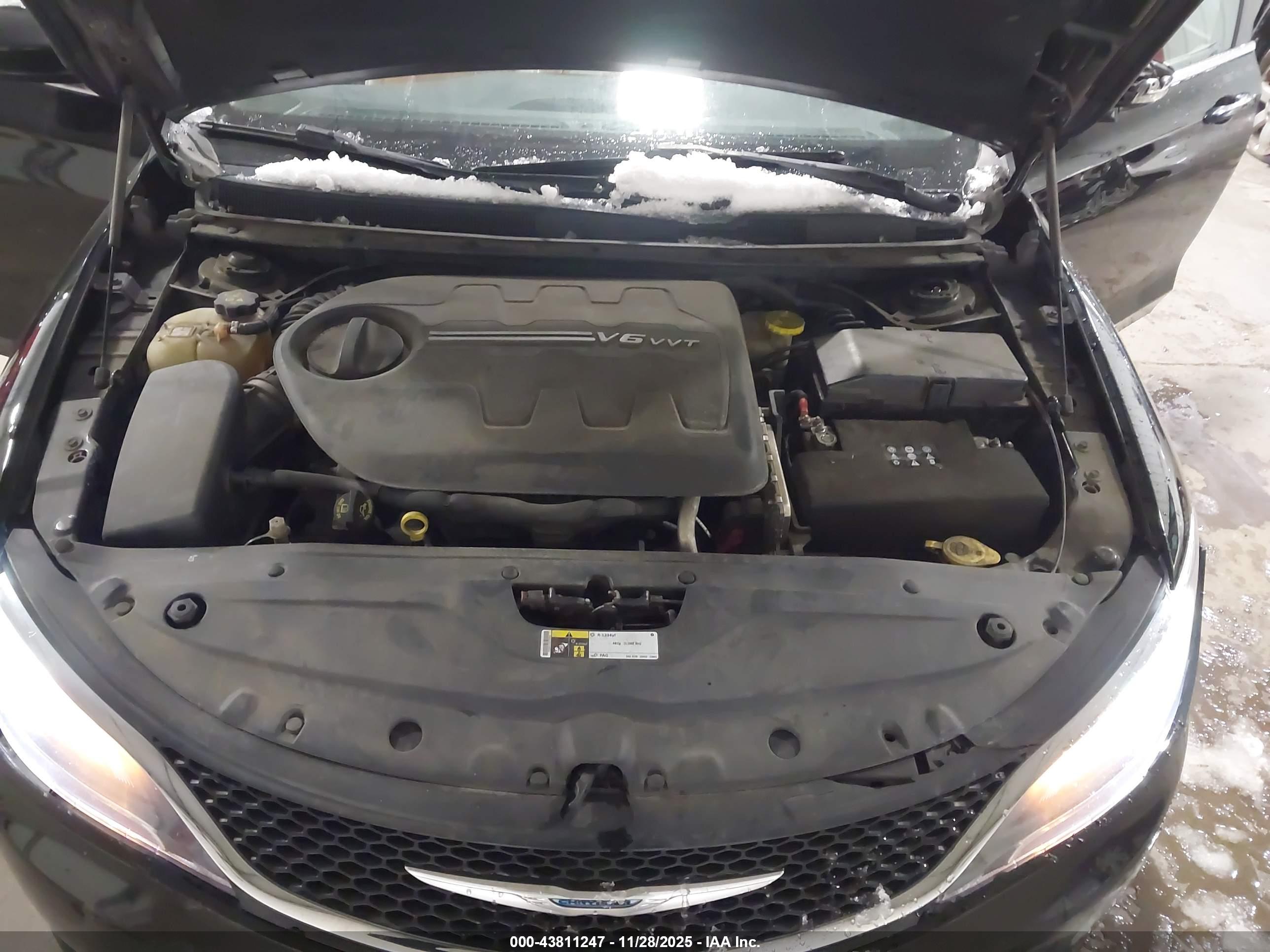 CHRYSLER 200 image 10