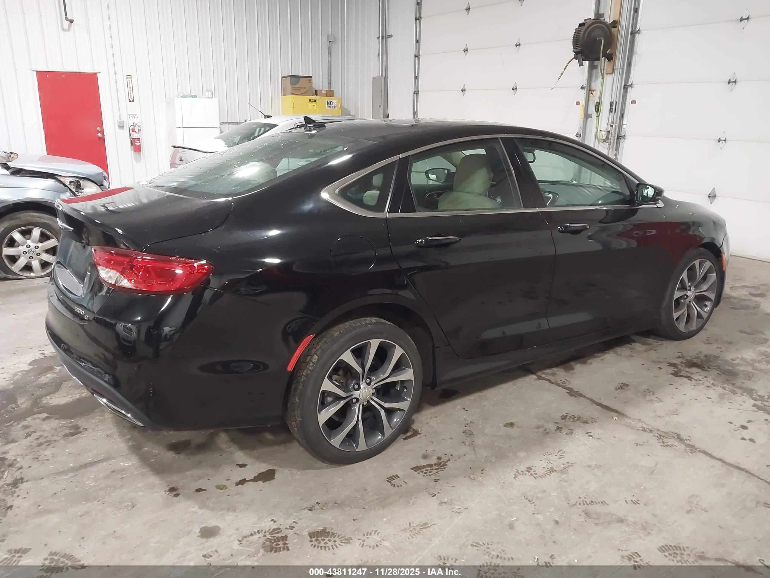 CHRYSLER 200 image 4