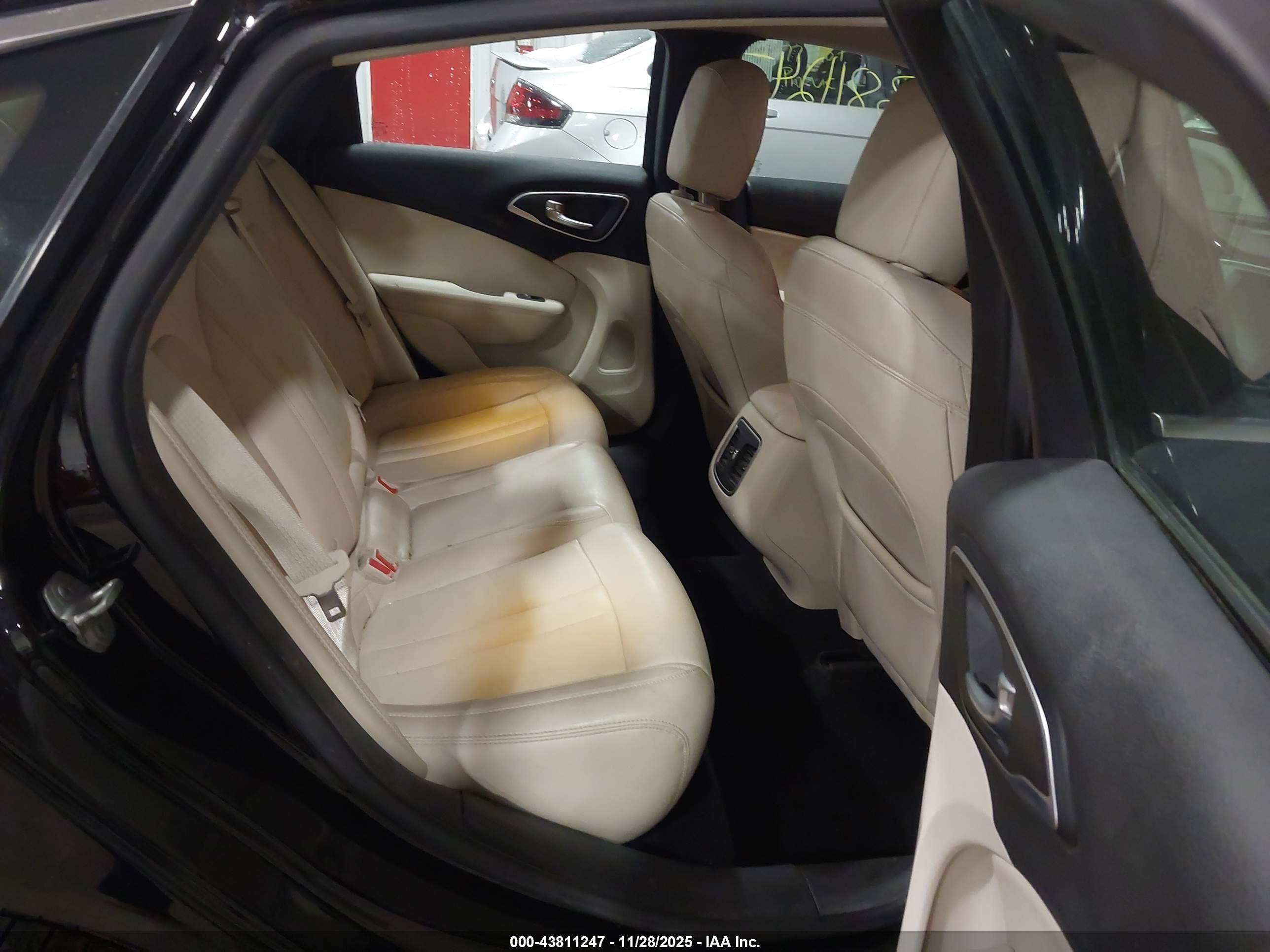 CHRYSLER 200 image 8