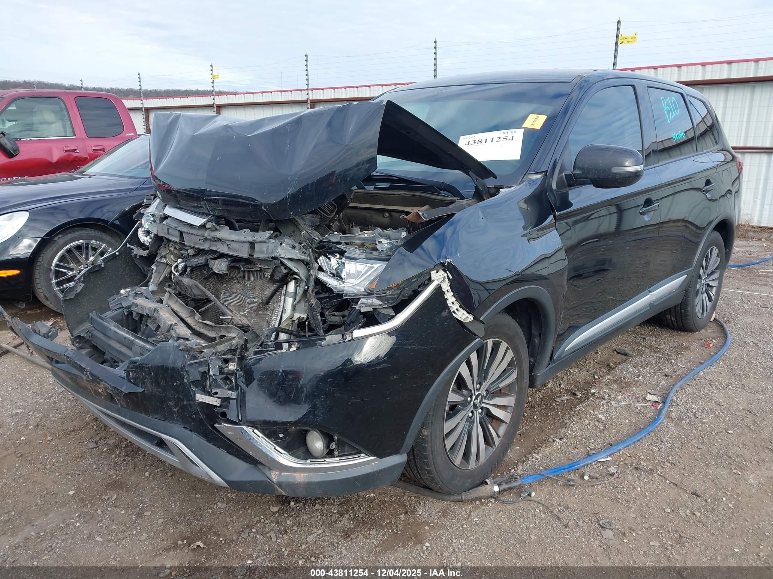 MITSUBISHI OUTLANDER image 2