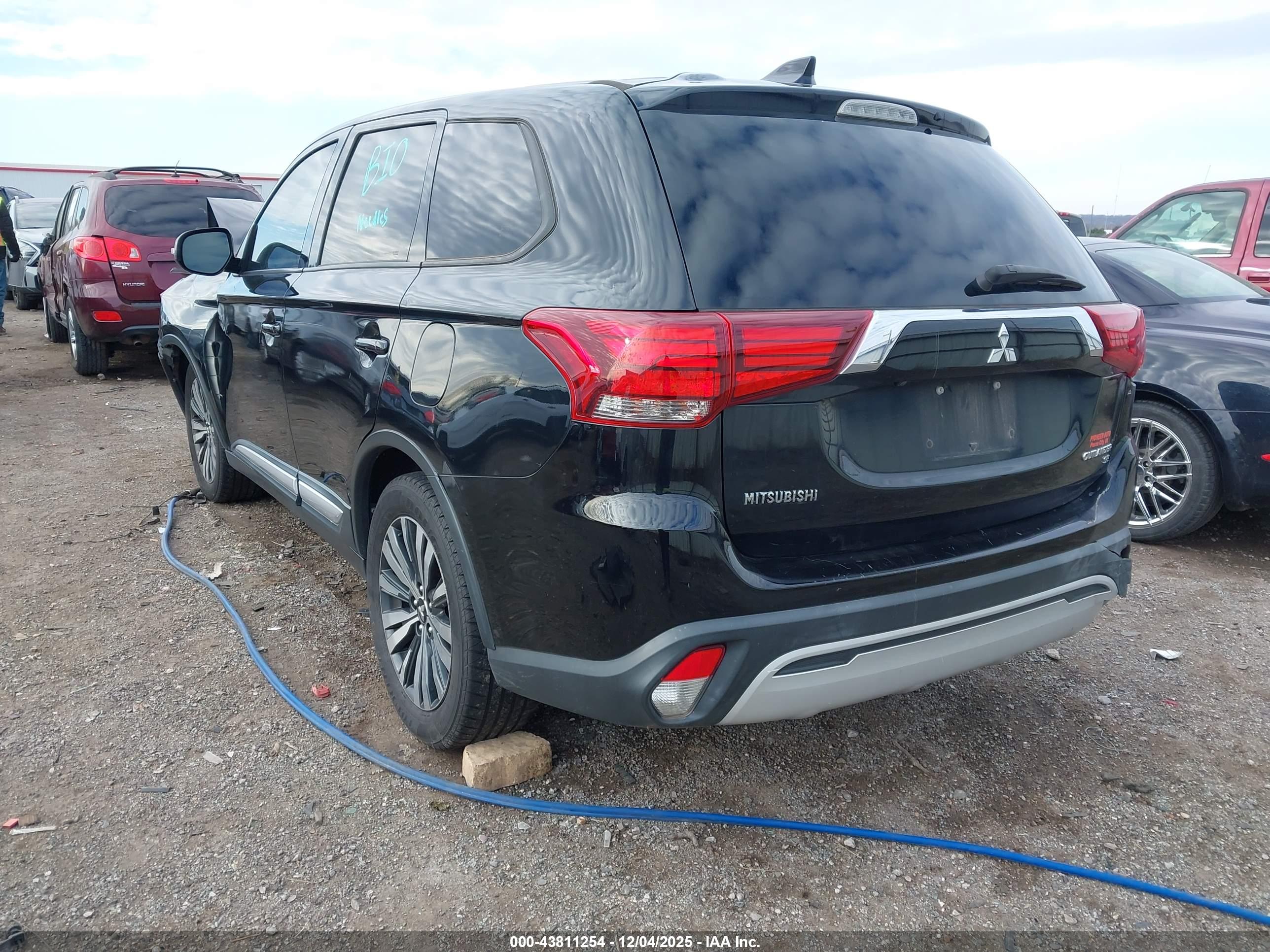 MITSUBISHI OUTLANDER image 3