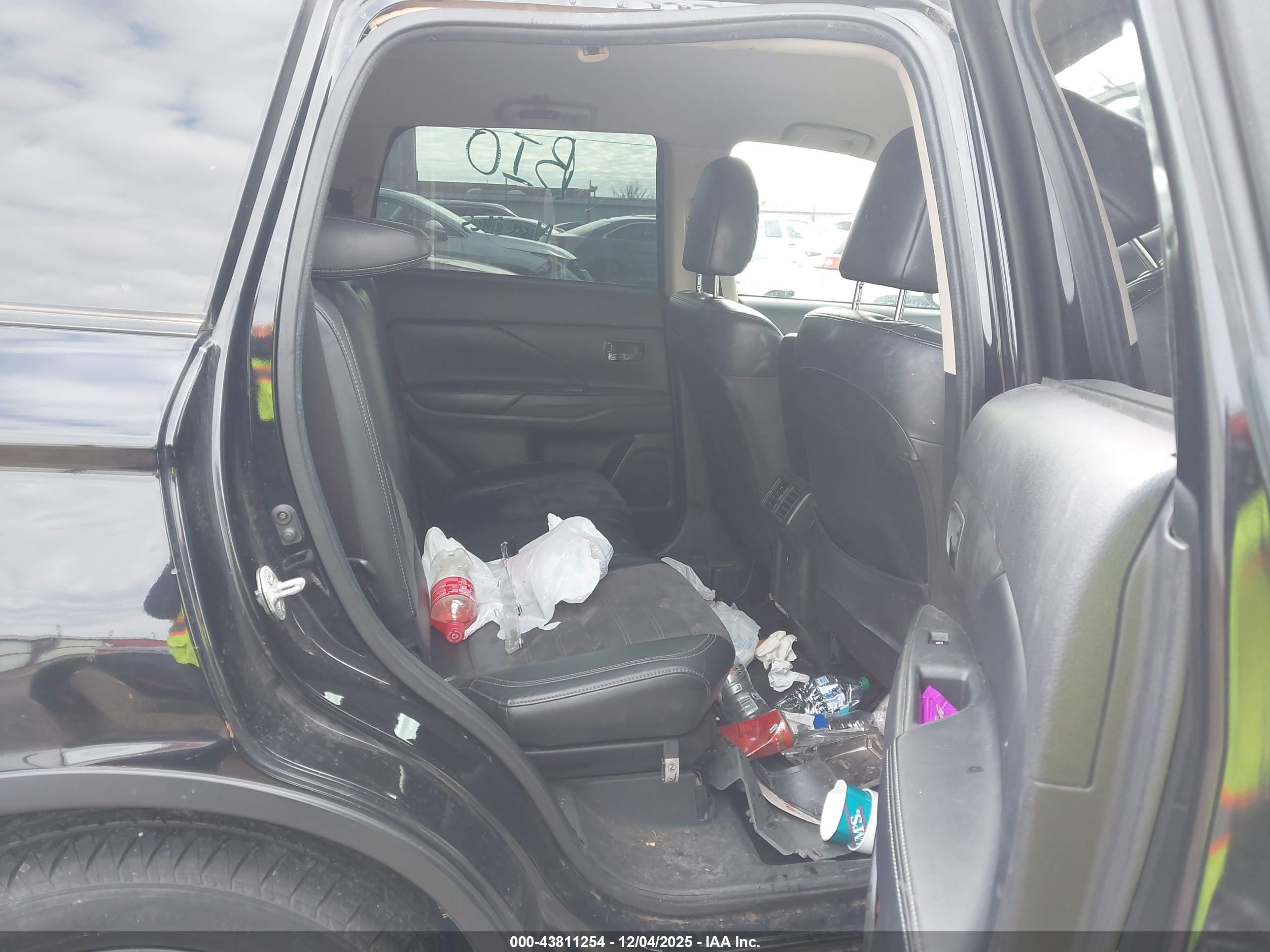 MITSUBISHI OUTLANDER image 8