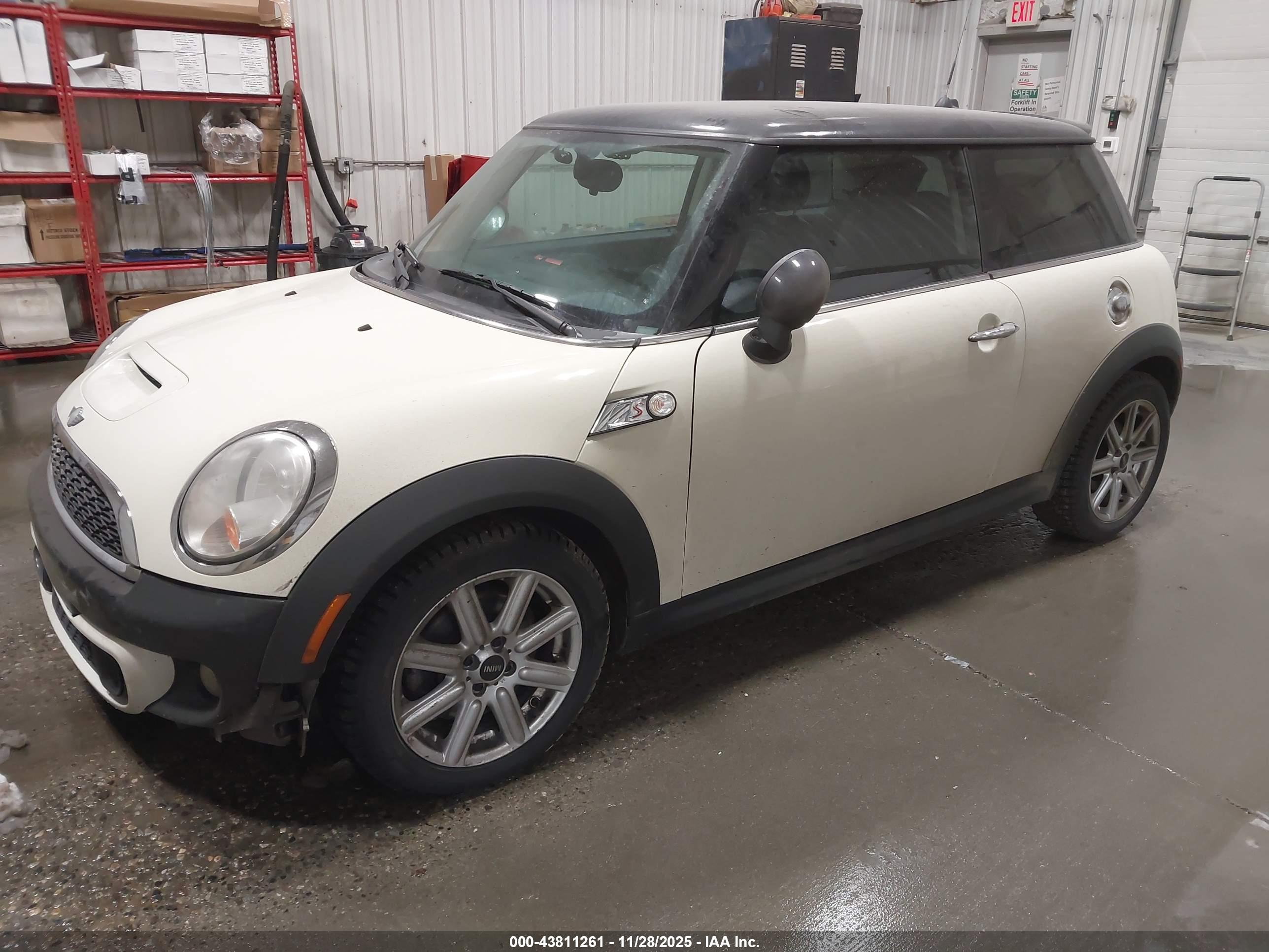 MINI COOPER image 2