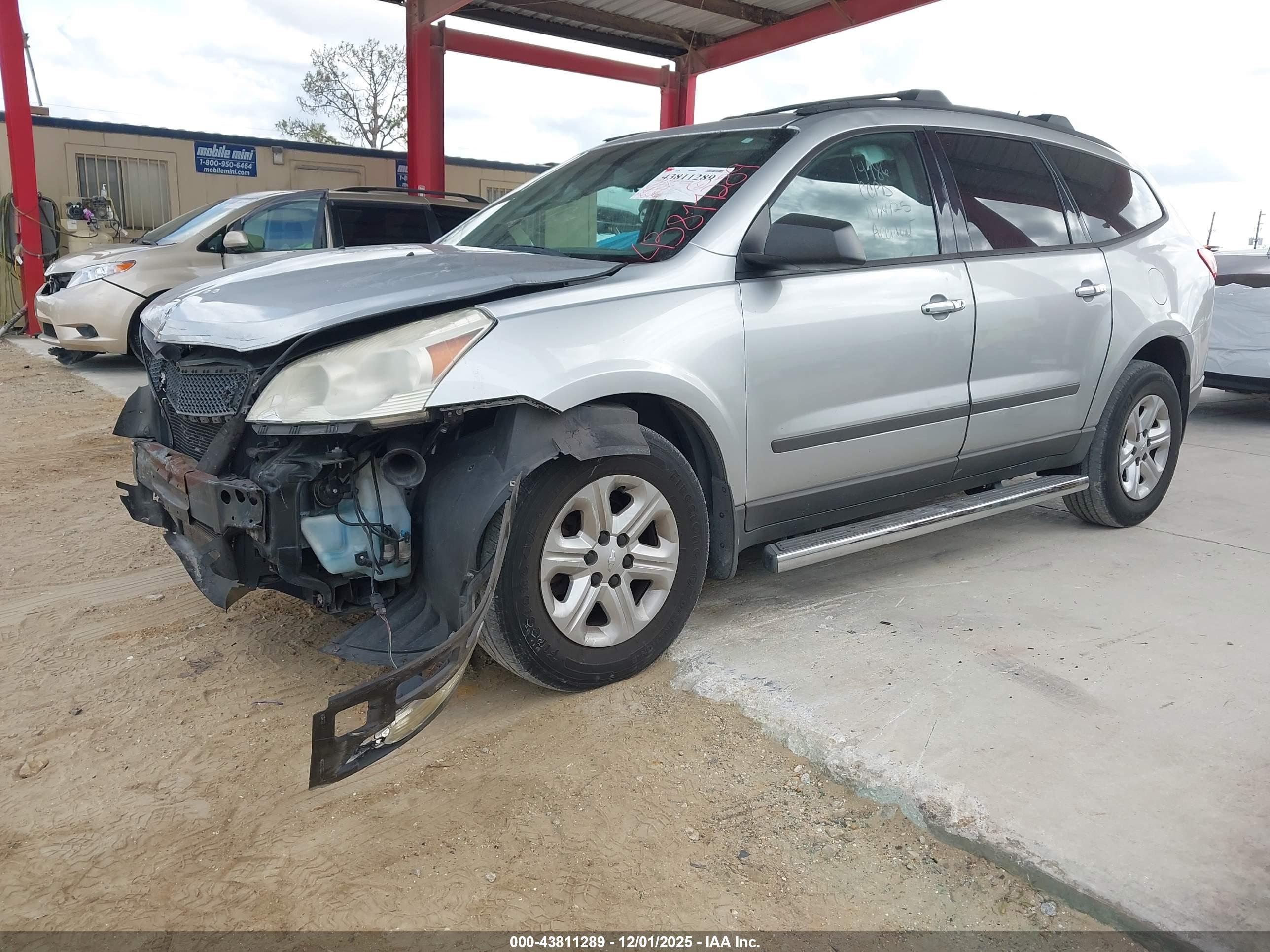 CHEVROLET TRAVERSE image 2