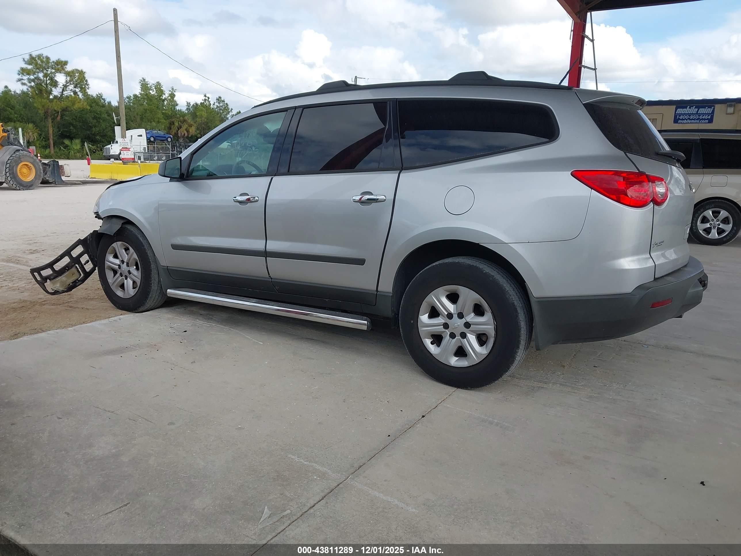 CHEVROLET TRAVERSE image 3