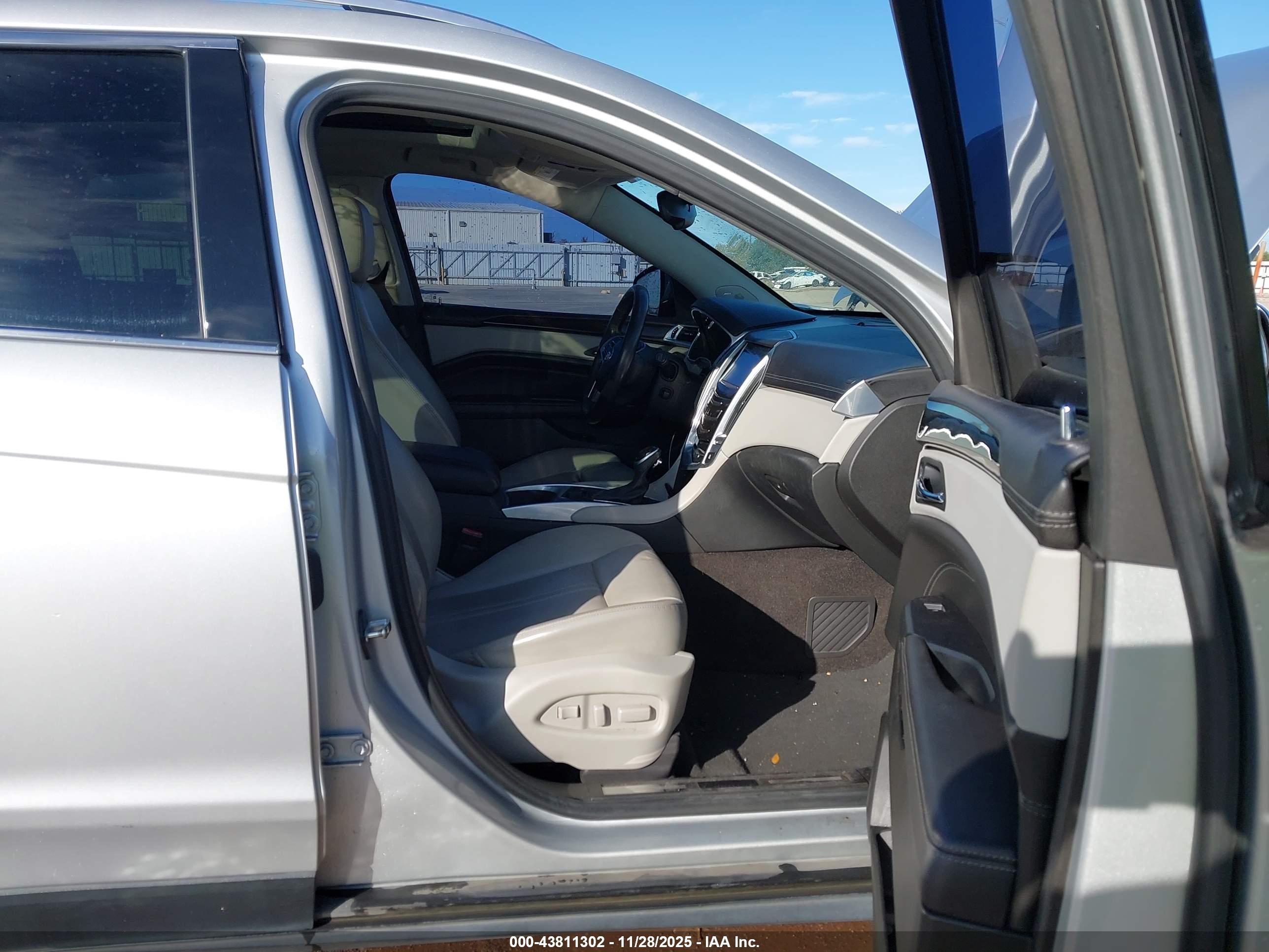 CADILLAC SRX image 5