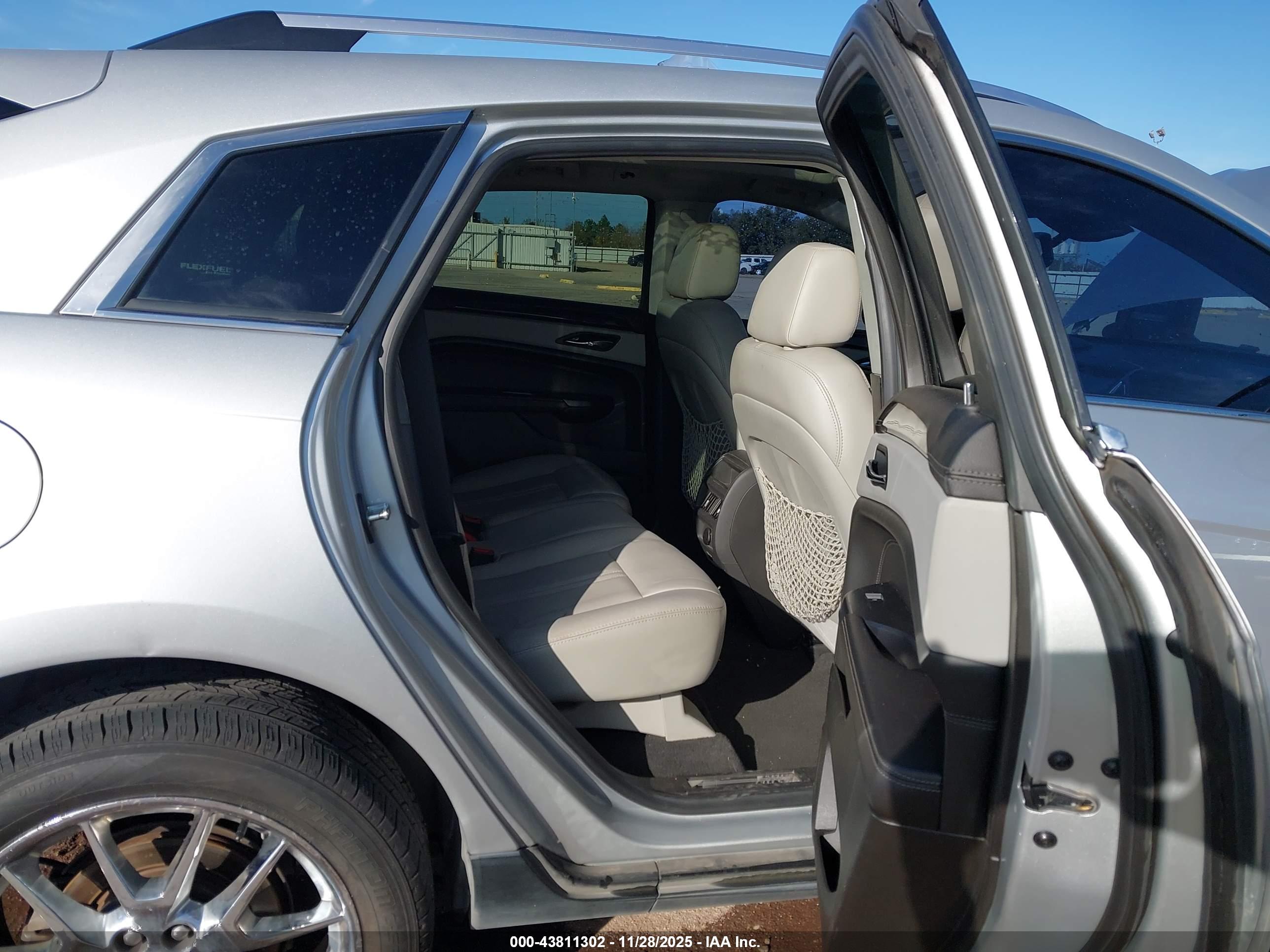 CADILLAC SRX image 8