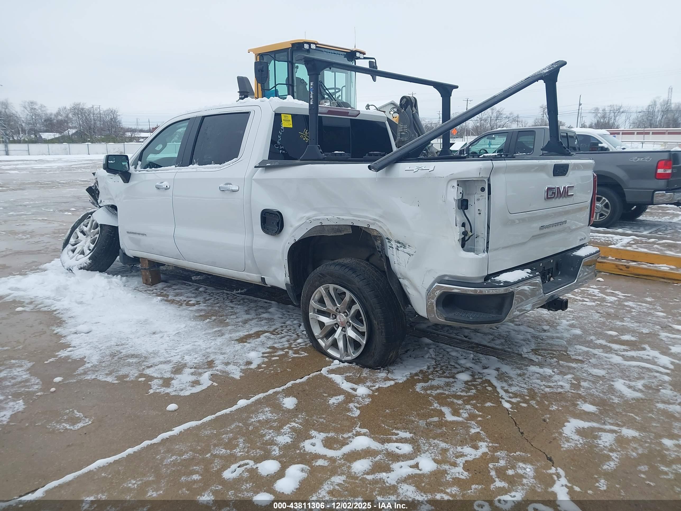 GMC SIERRA image 3