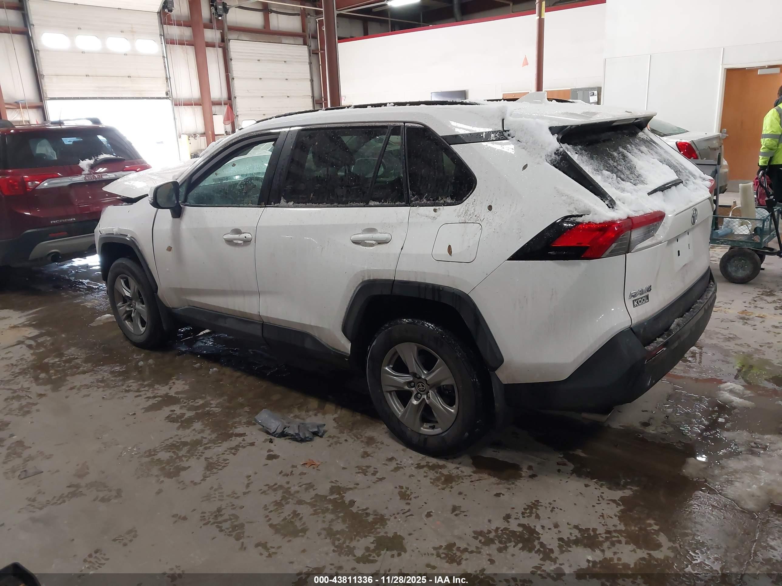 TOYOTA RAV4 image 3