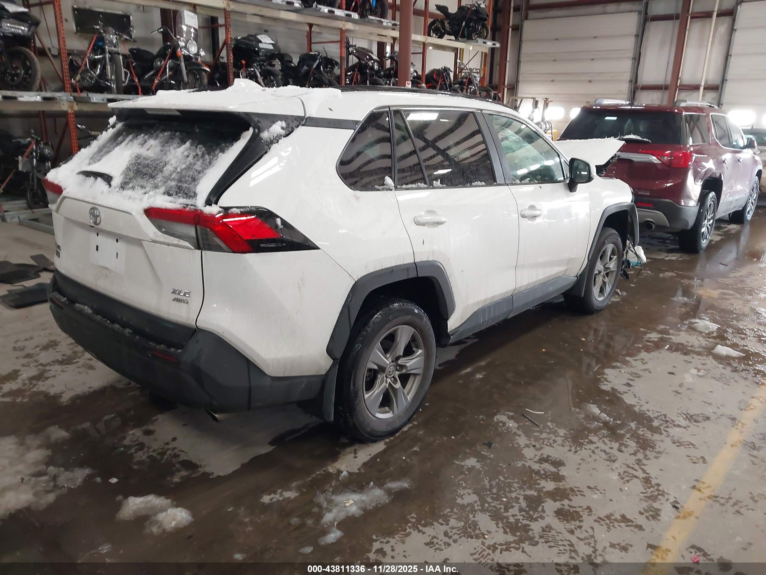 TOYOTA RAV4 image 4