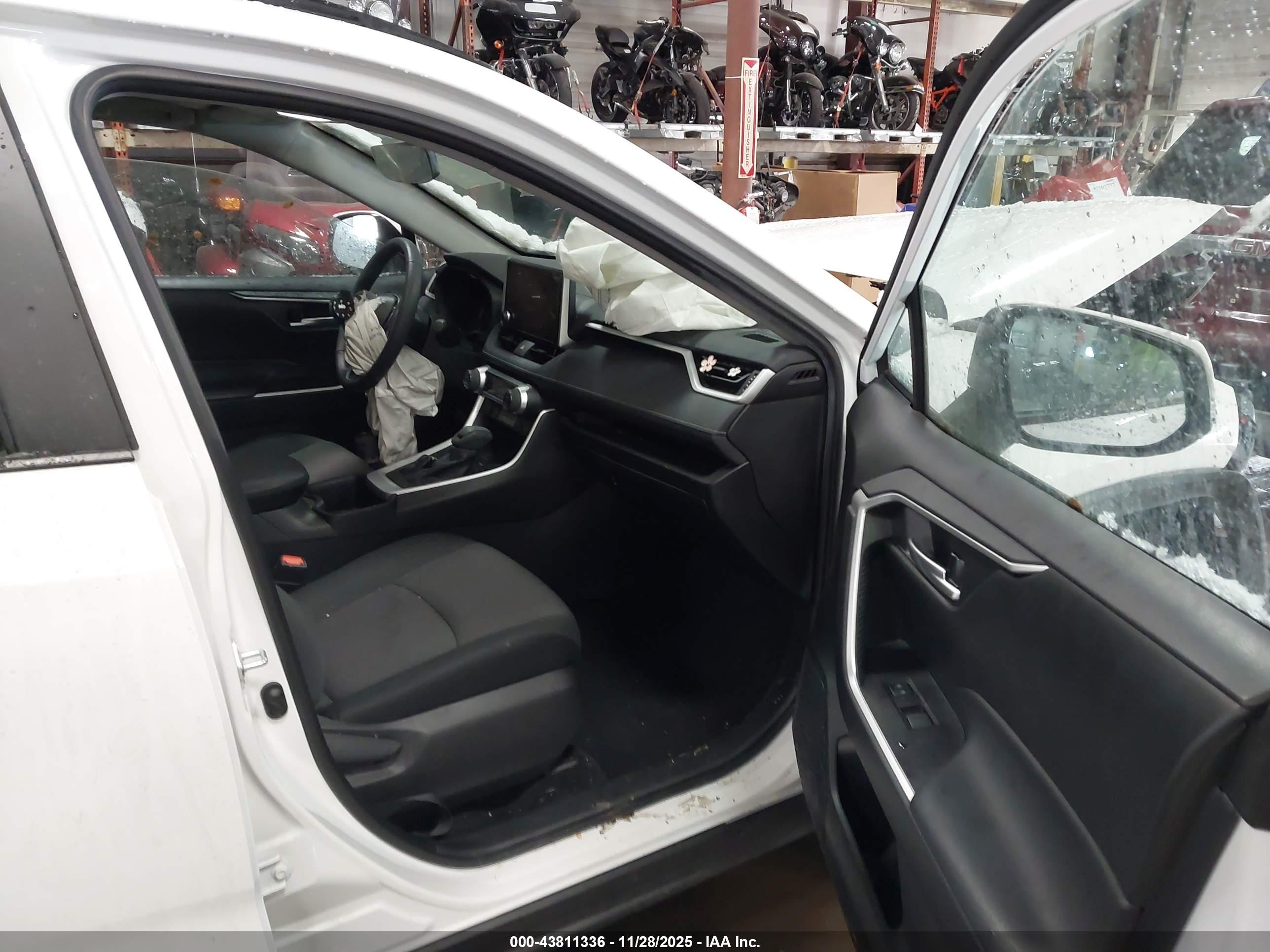 TOYOTA RAV4 image 5