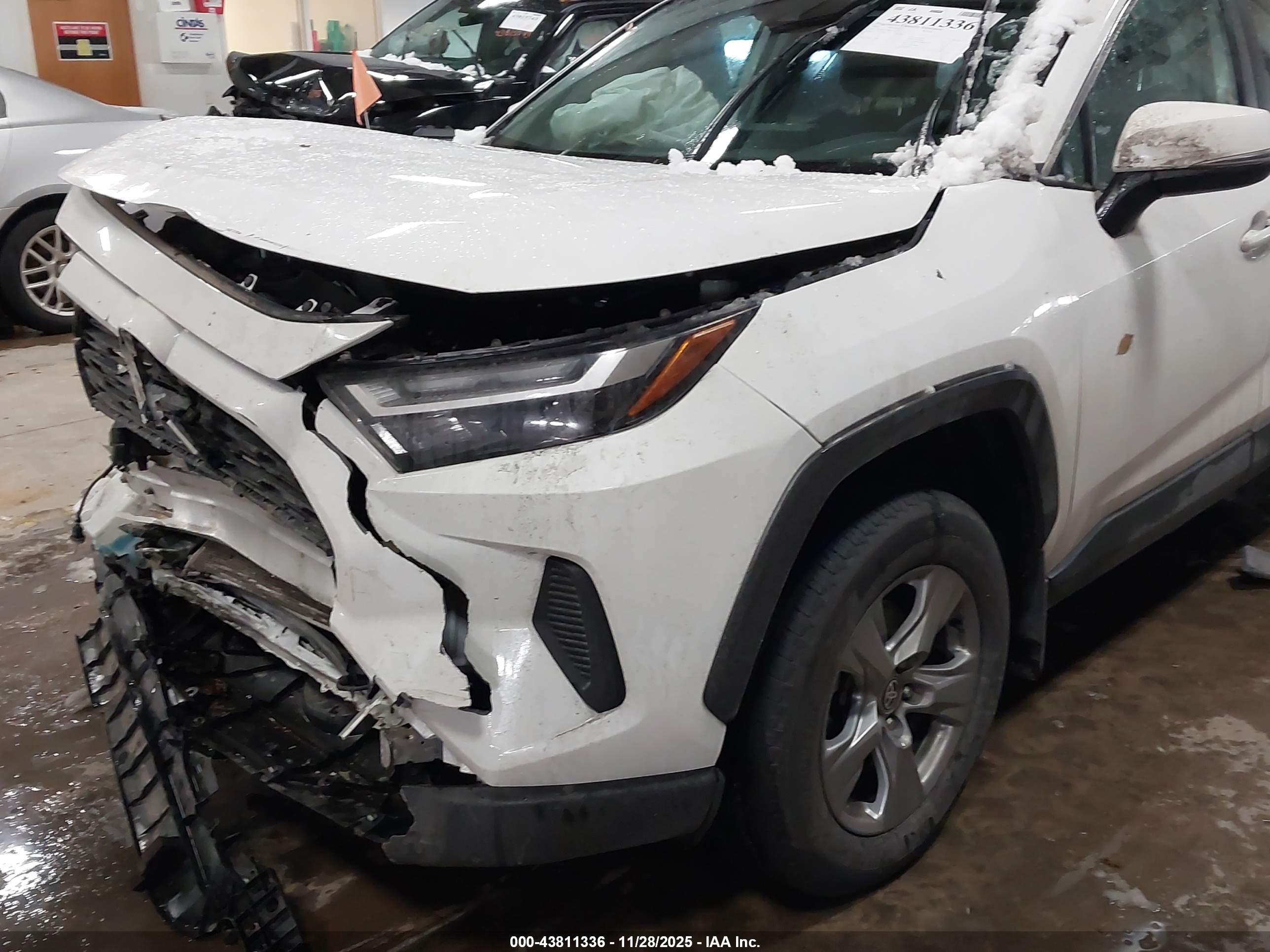 TOYOTA RAV4 image 6