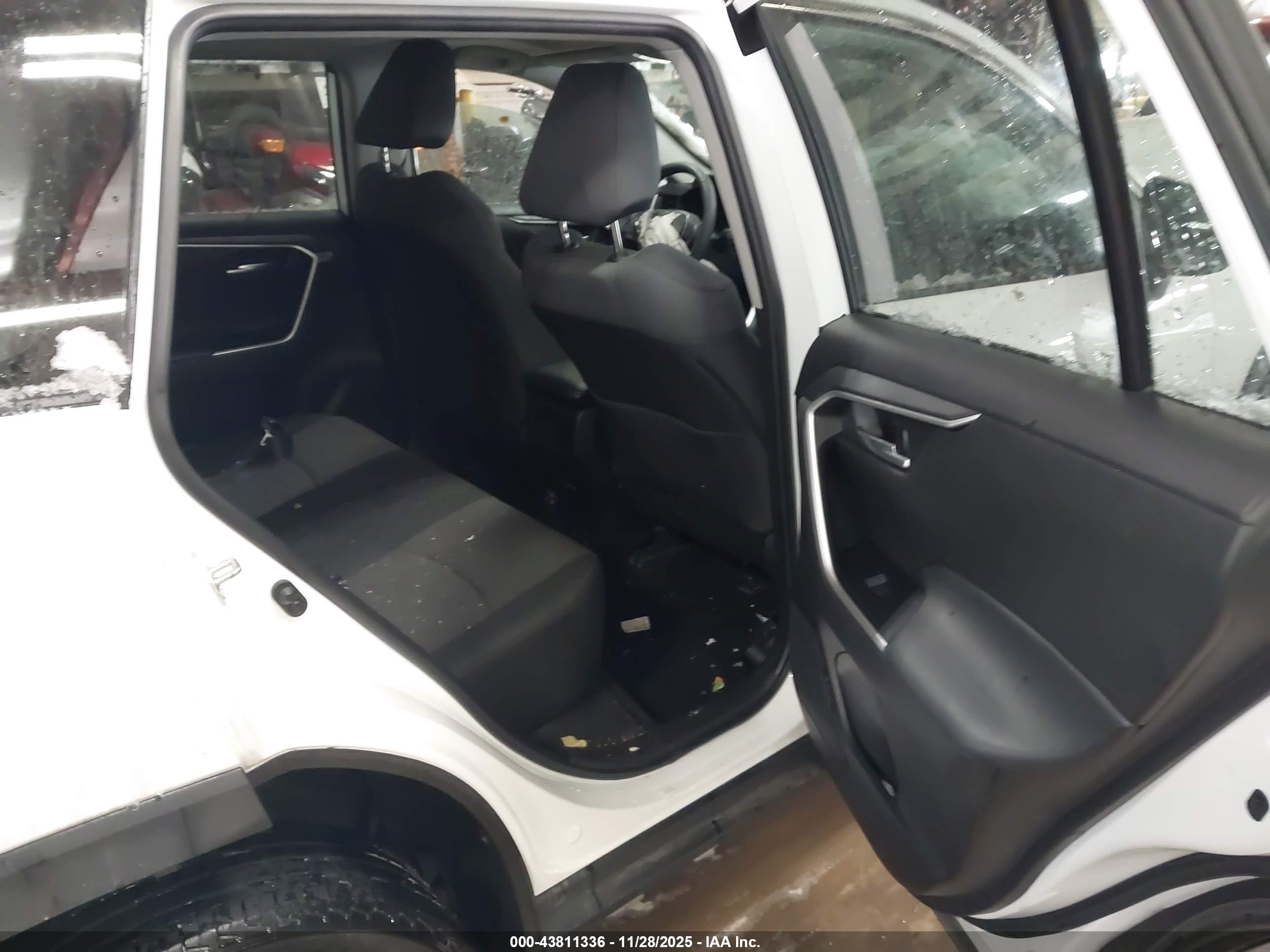 TOYOTA RAV4 image 8