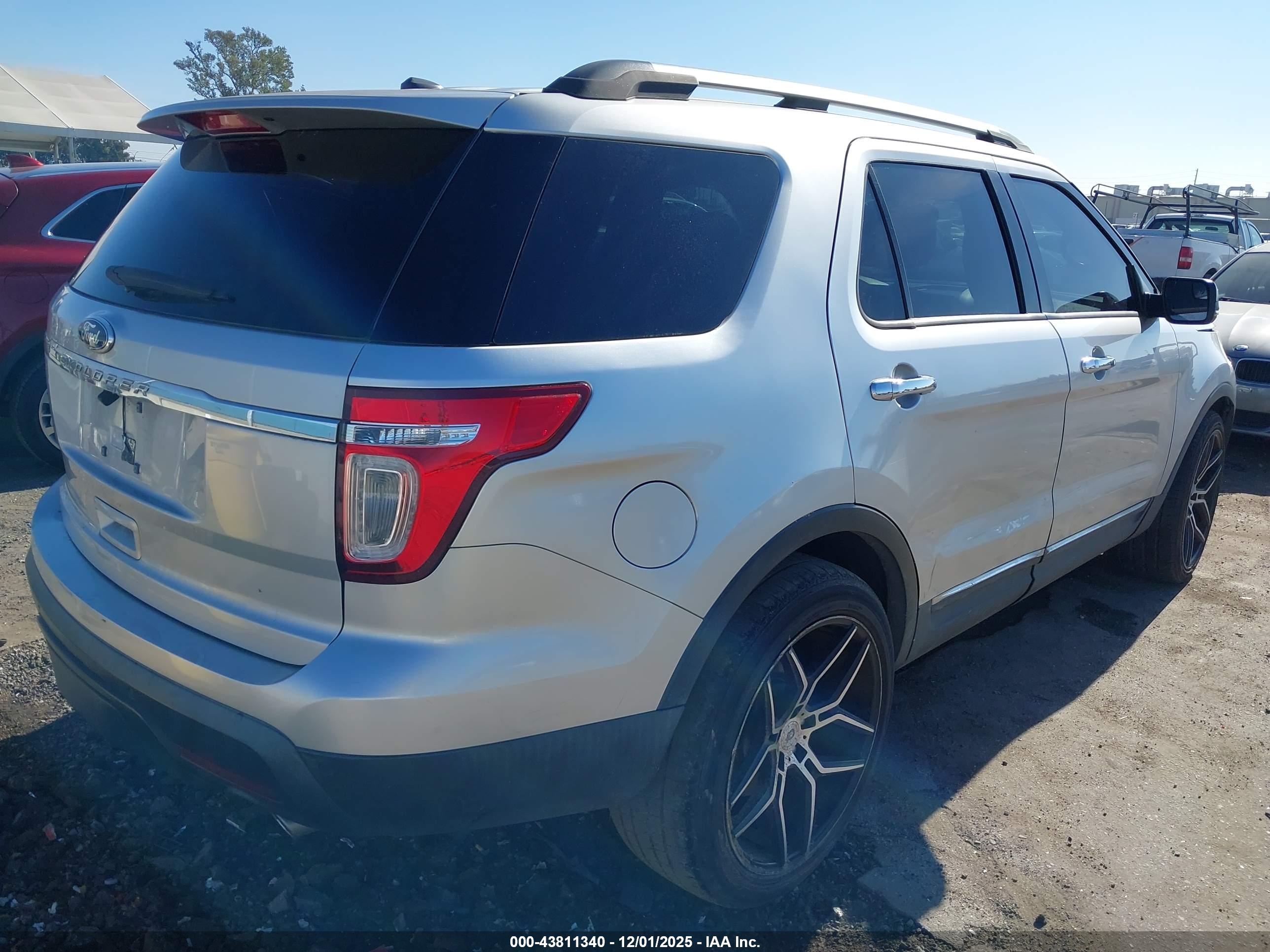 FORD EXPLORER image 4