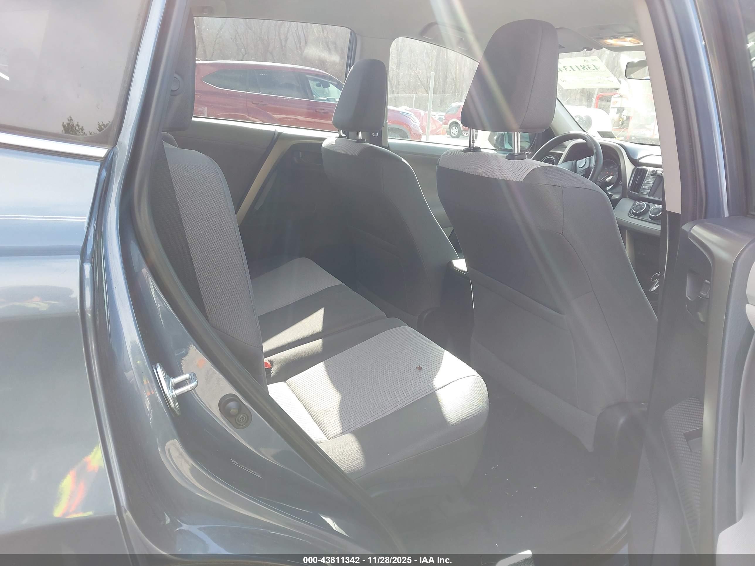 TOYOTA RAV4 image 8