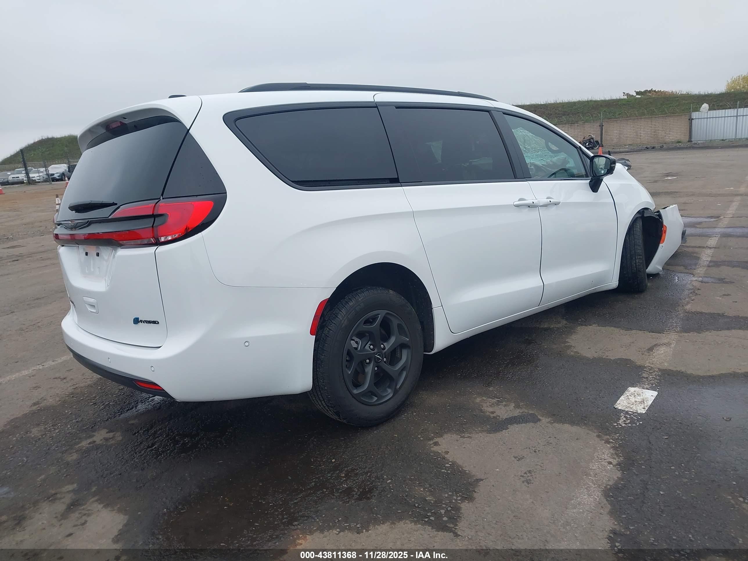CHRYSLER PACIFICA image 4