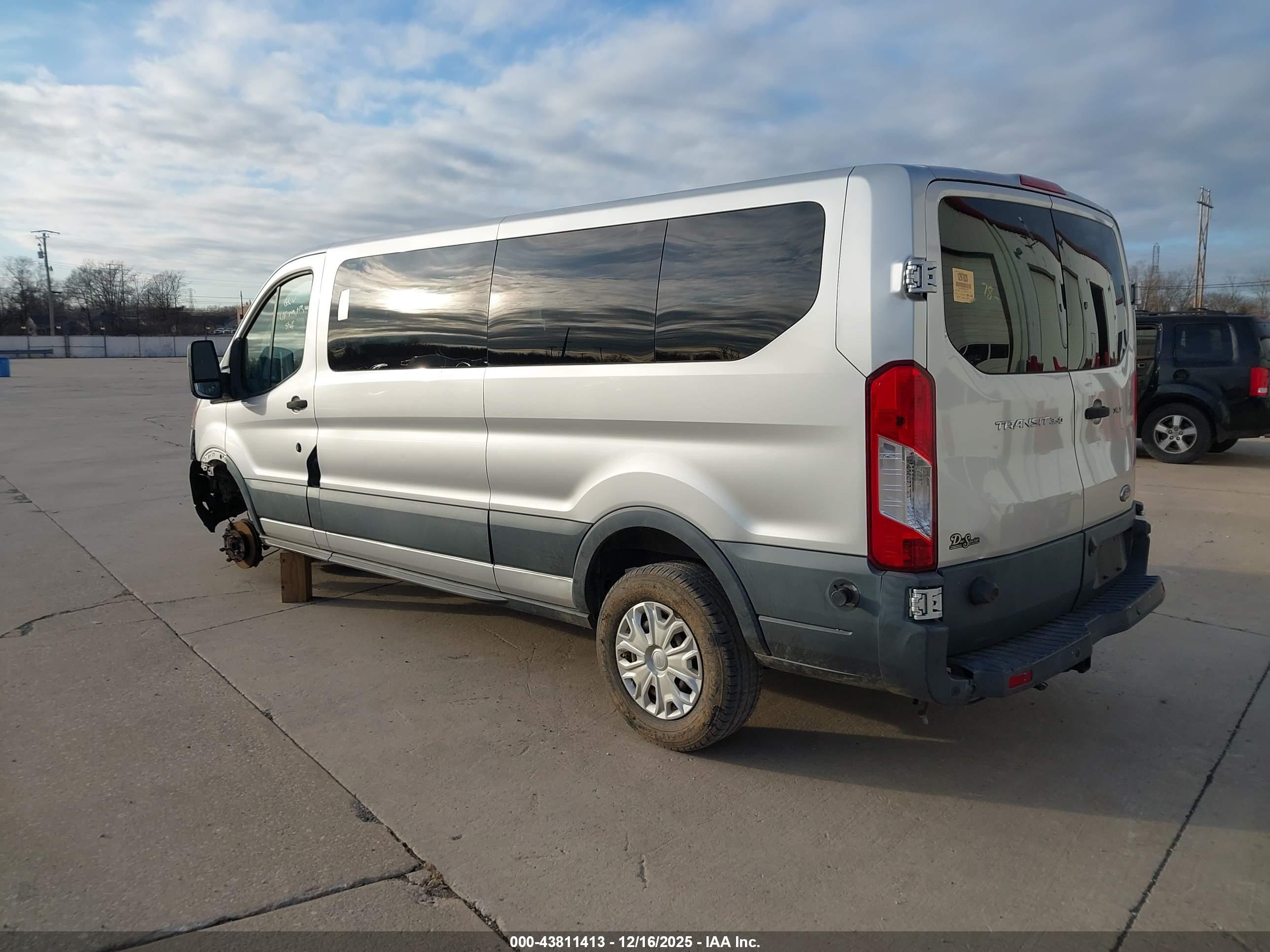 FORD TRANSIT-350 image 3