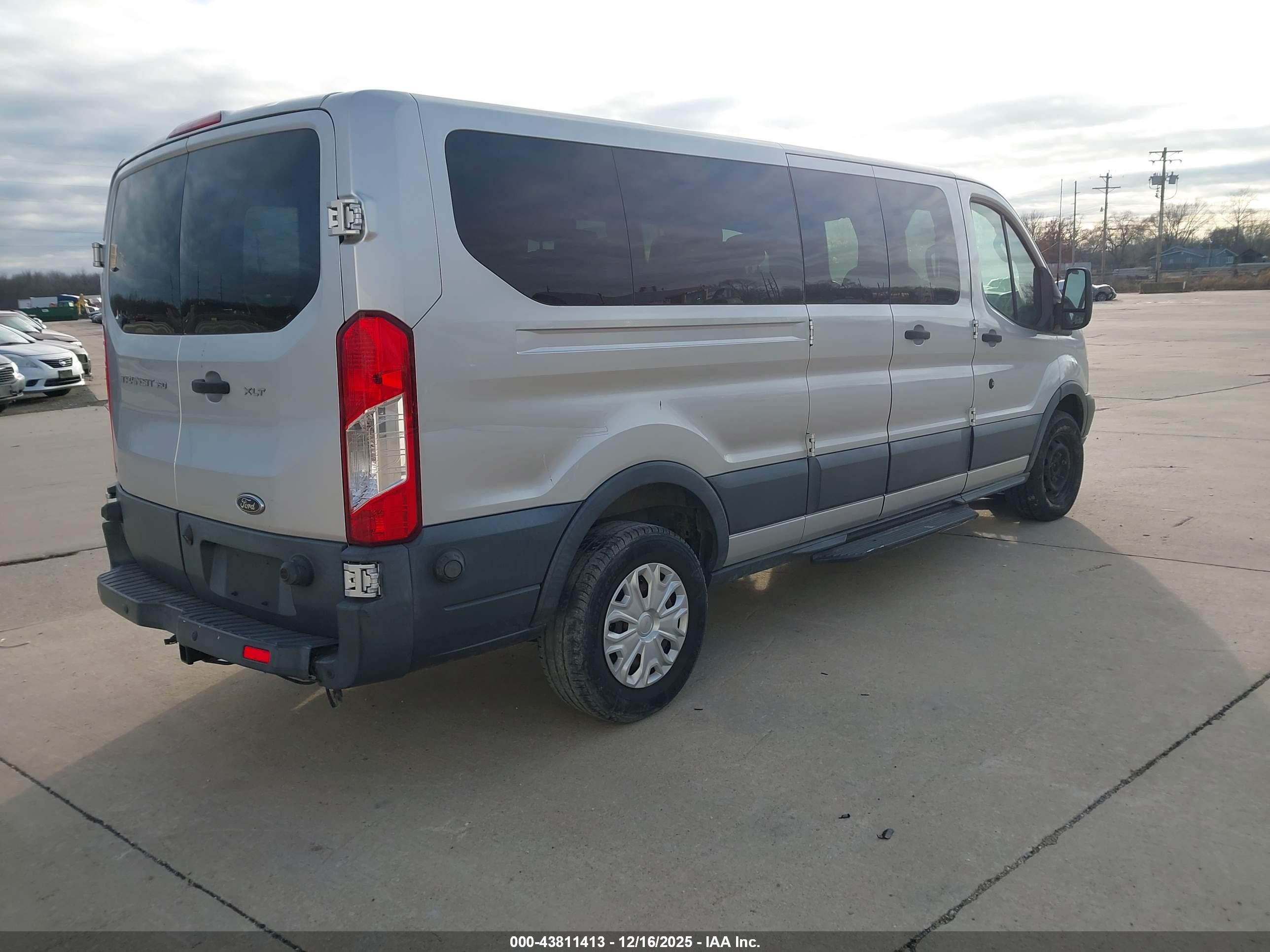FORD TRANSIT-350 image 4
