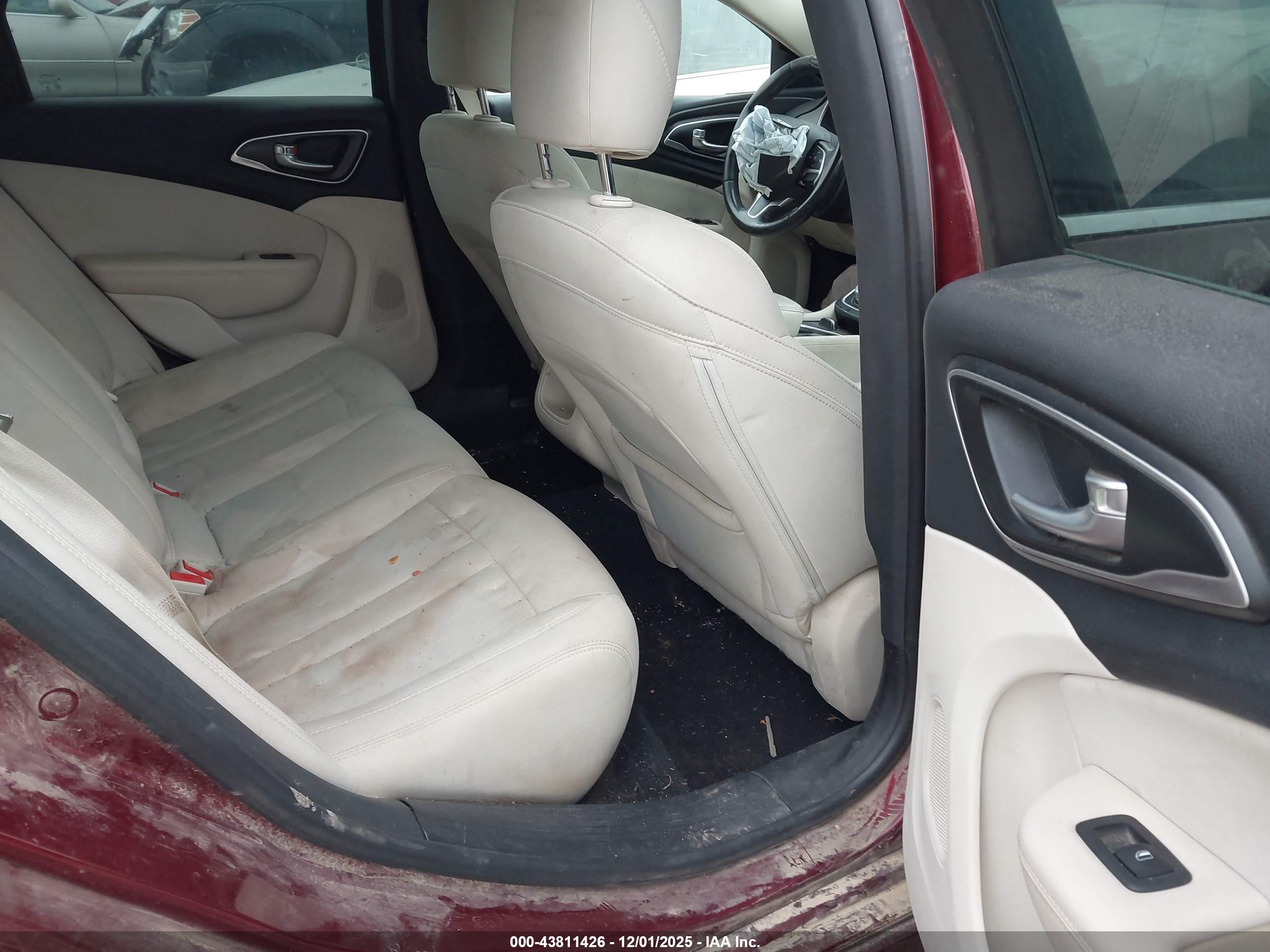 CHRYSLER 200 image 8