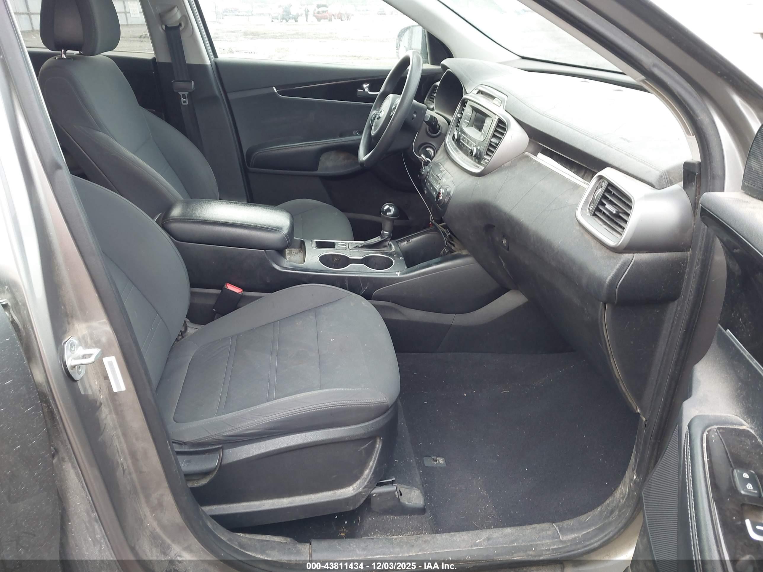 KIA SORENTO image 5