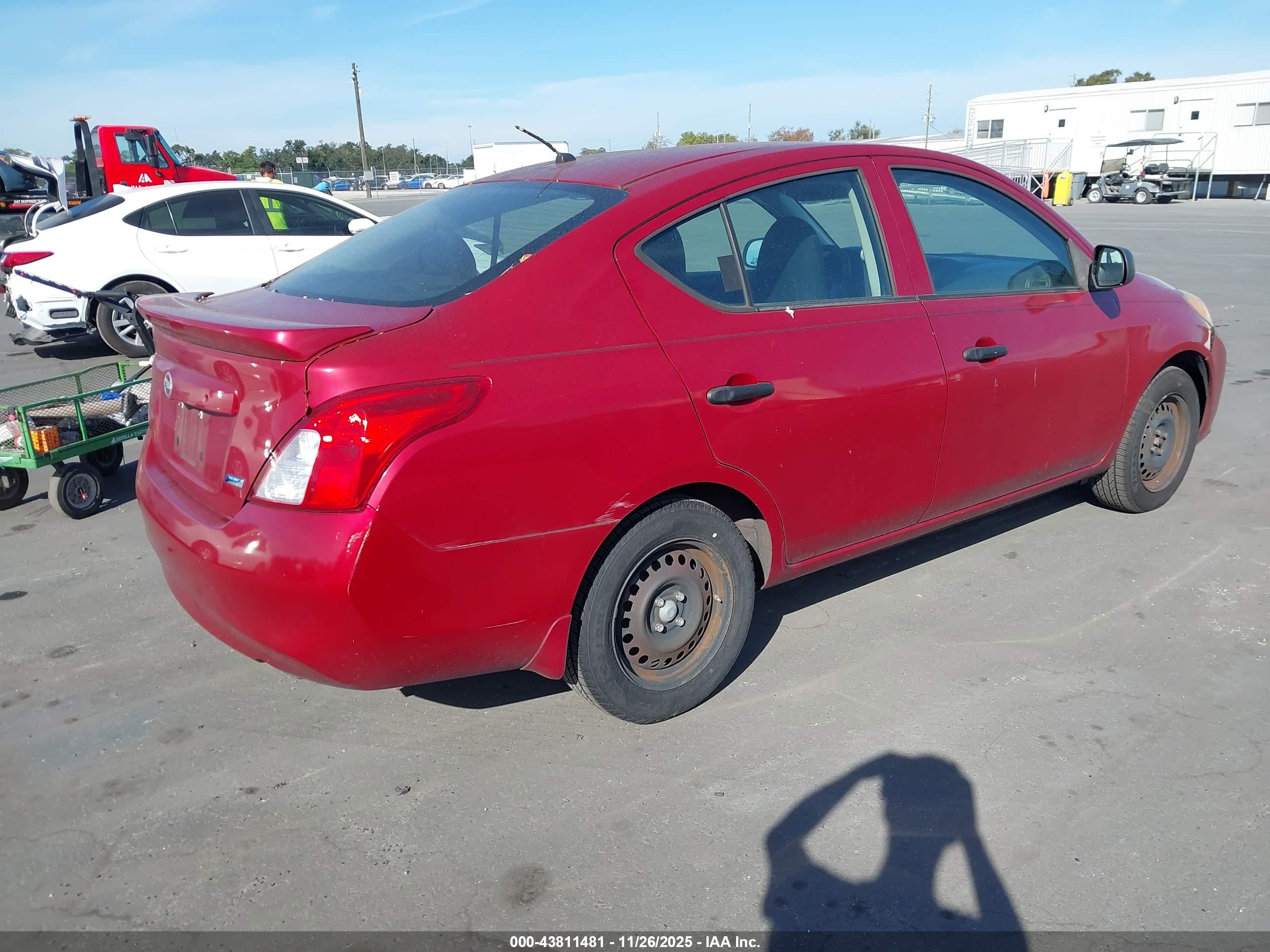 NISSAN VERSA image 4
