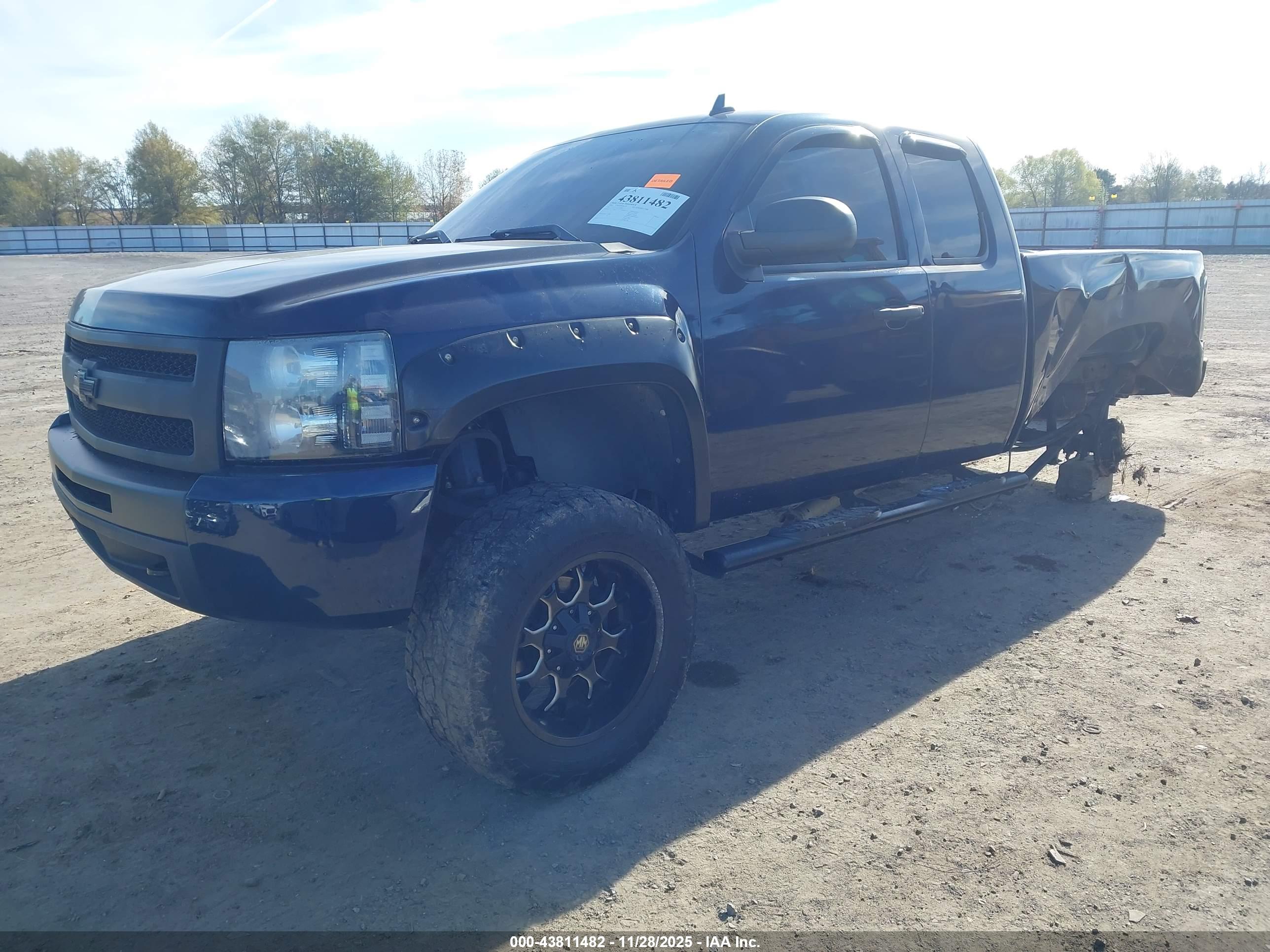 CHEVROLET SILVERADO image 2