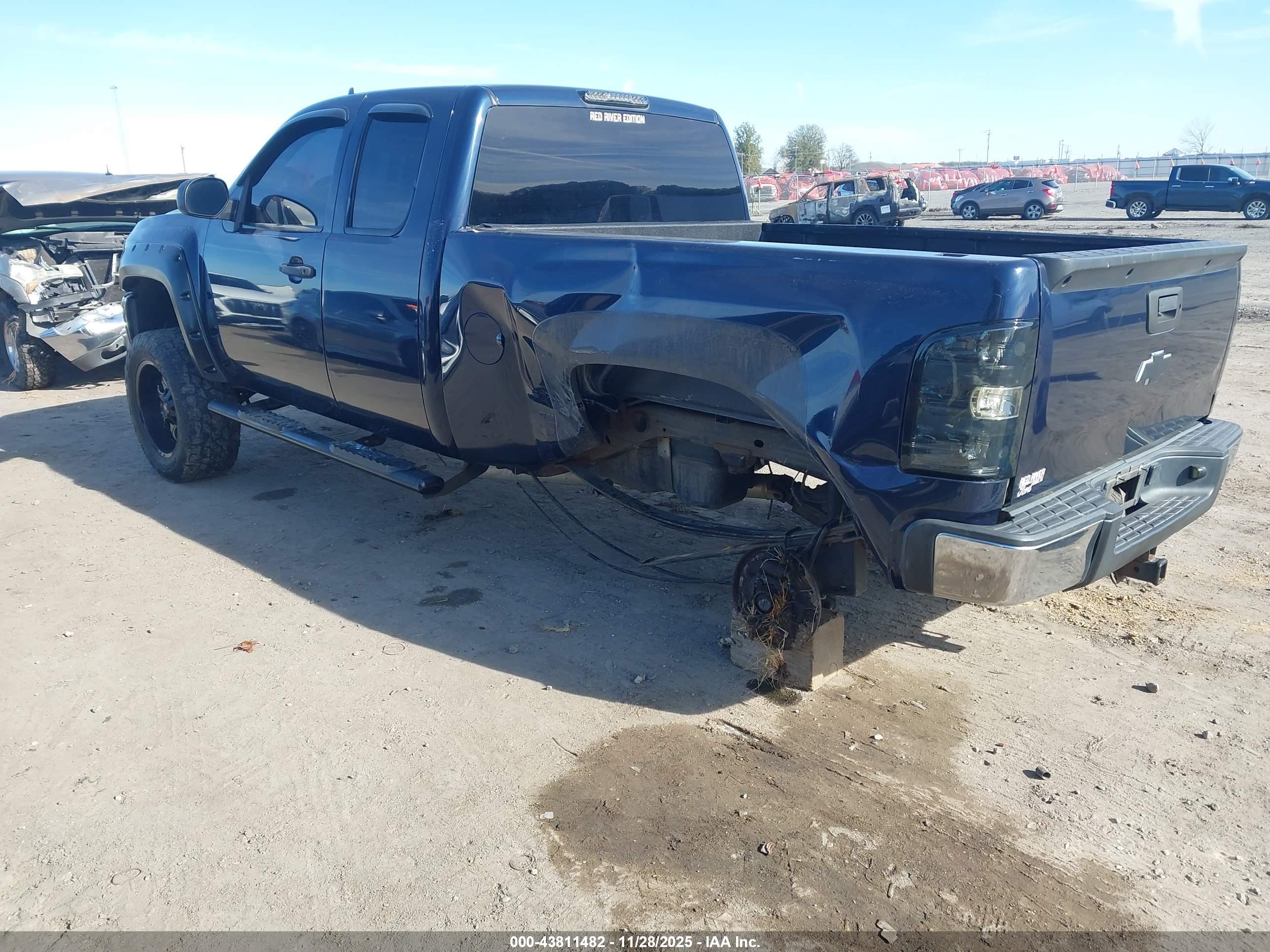 CHEVROLET SILVERADO image 3