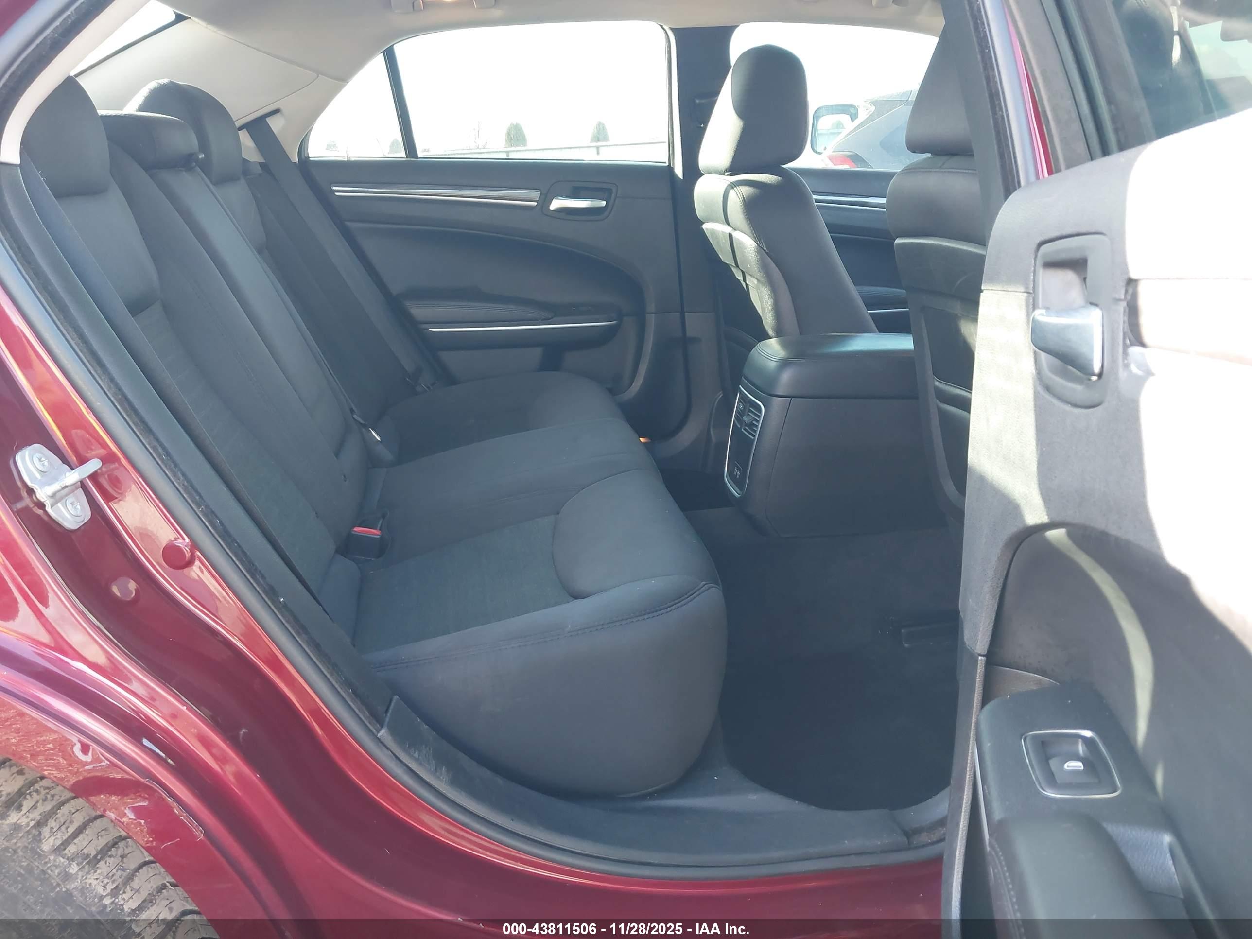 CHRYSLER 300 image 8