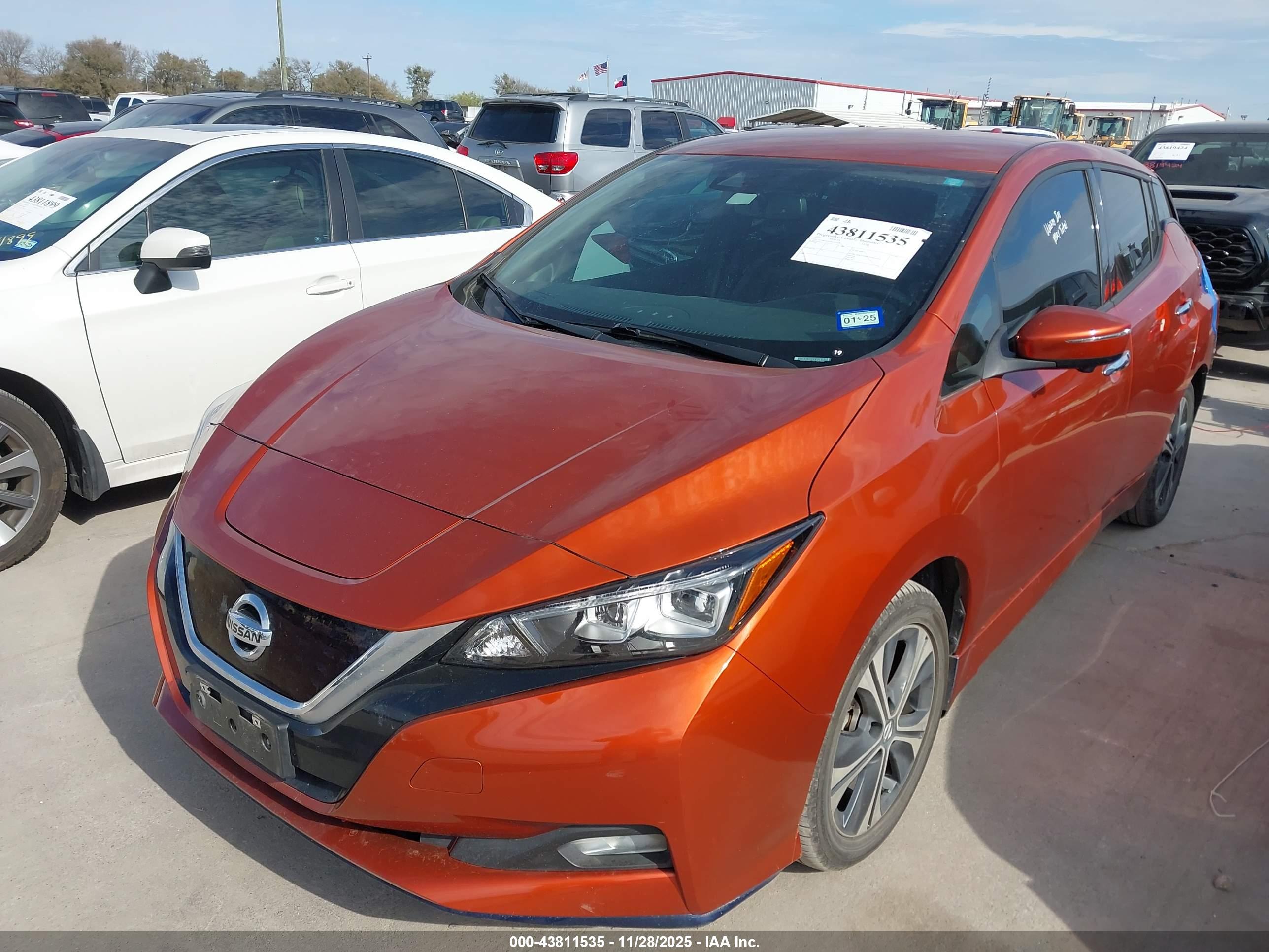 NISSAN LEAF image 2