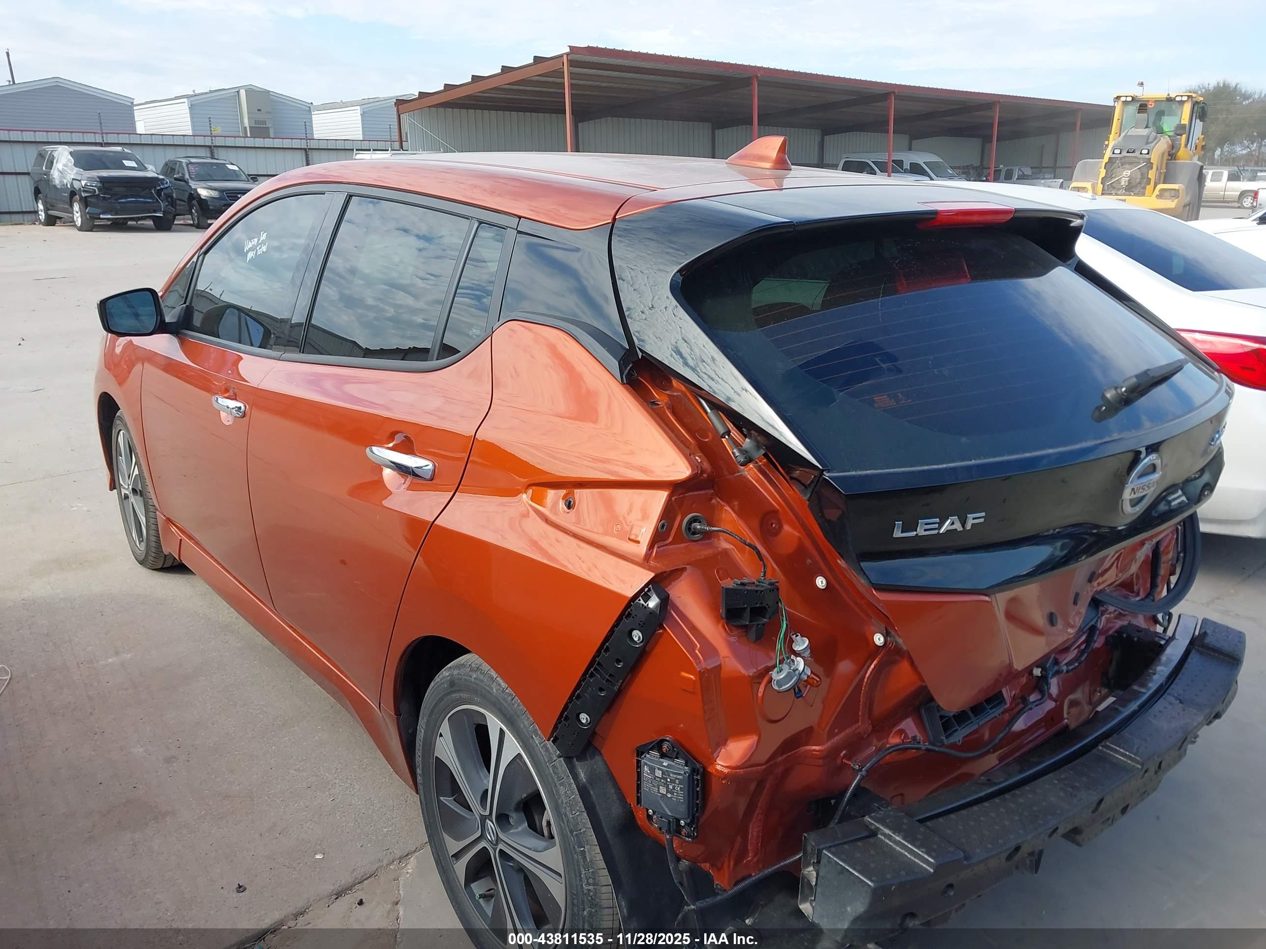 NISSAN LEAF image 3