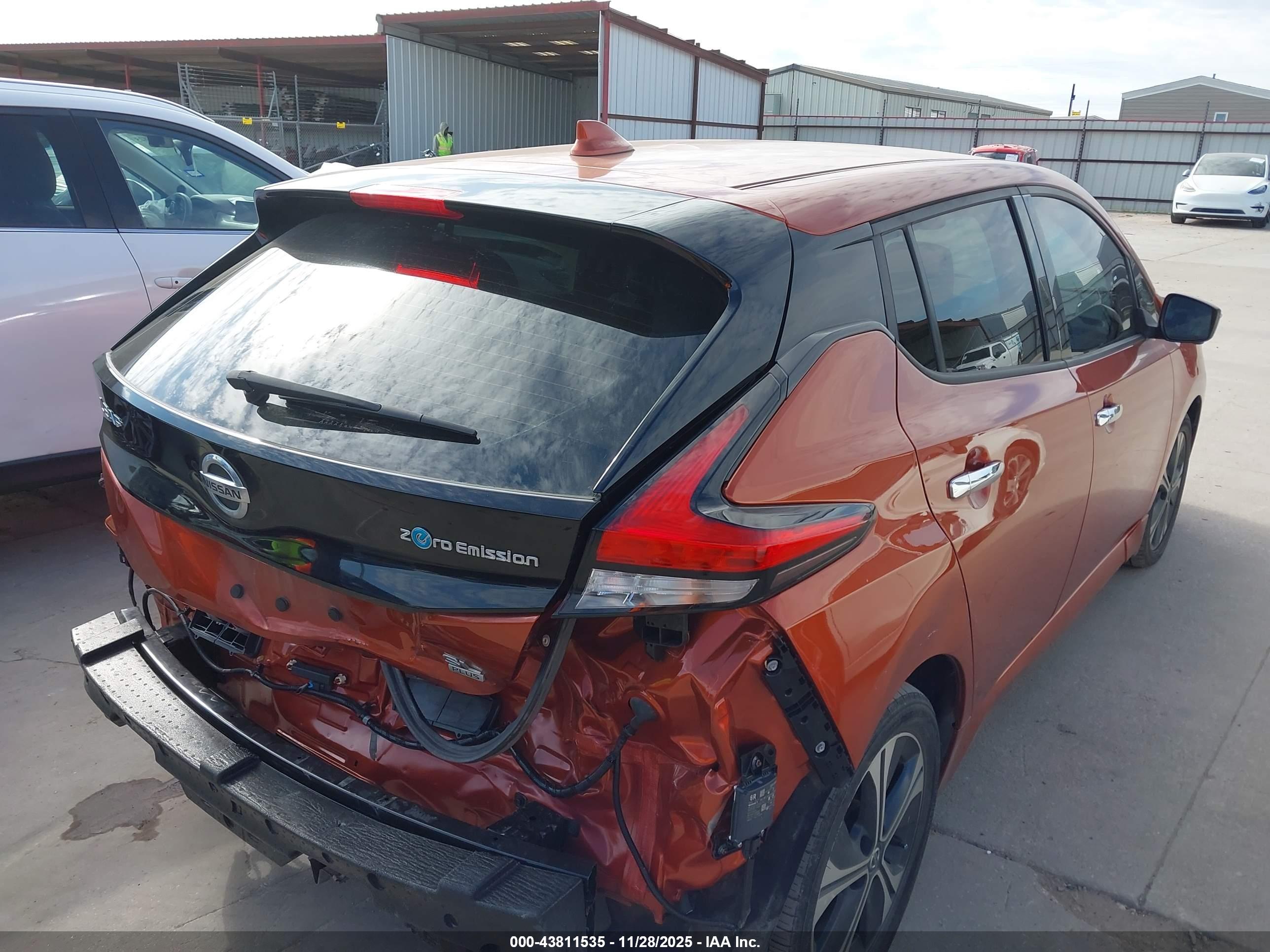 NISSAN LEAF image 4