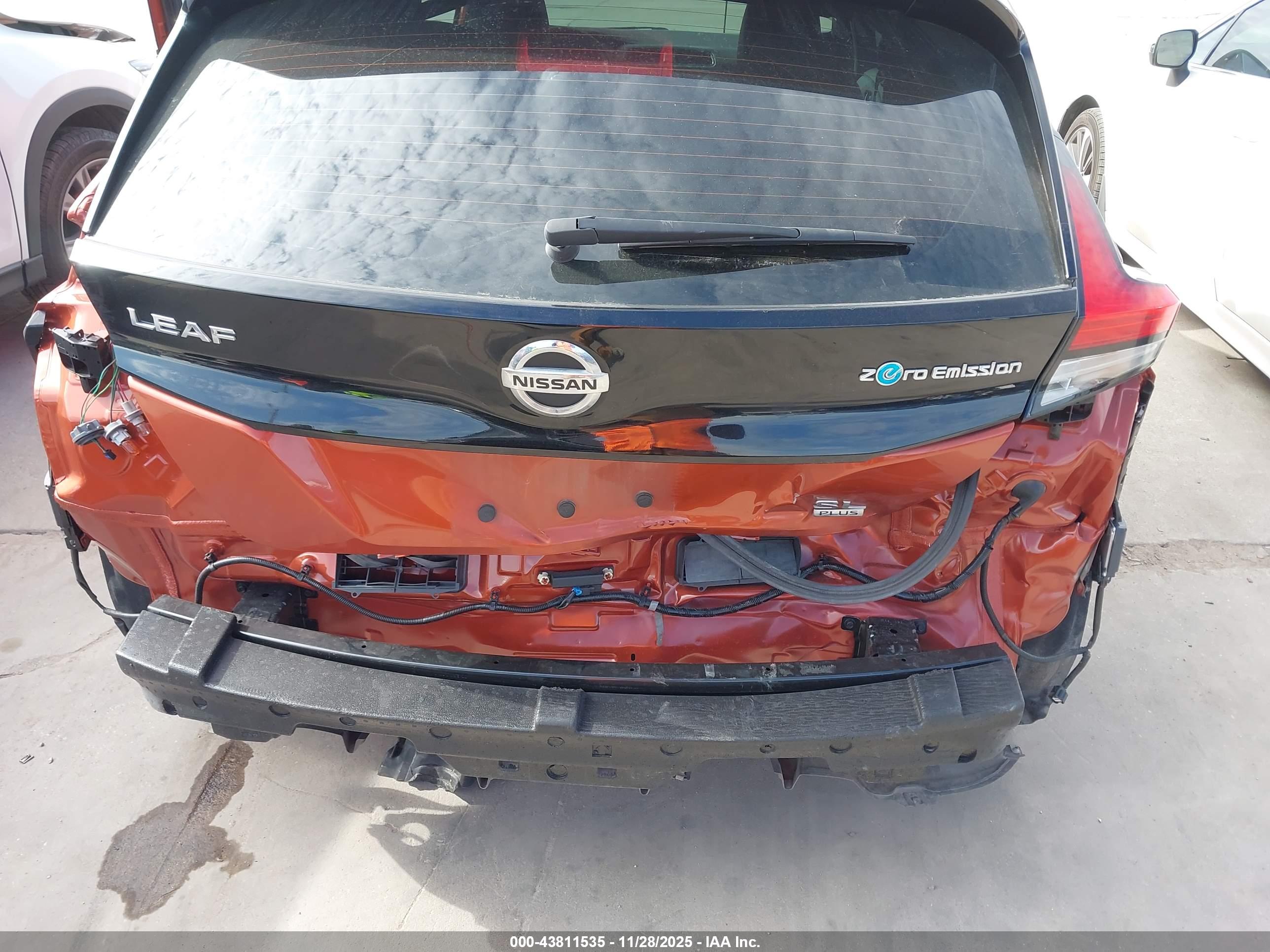 NISSAN LEAF image 6