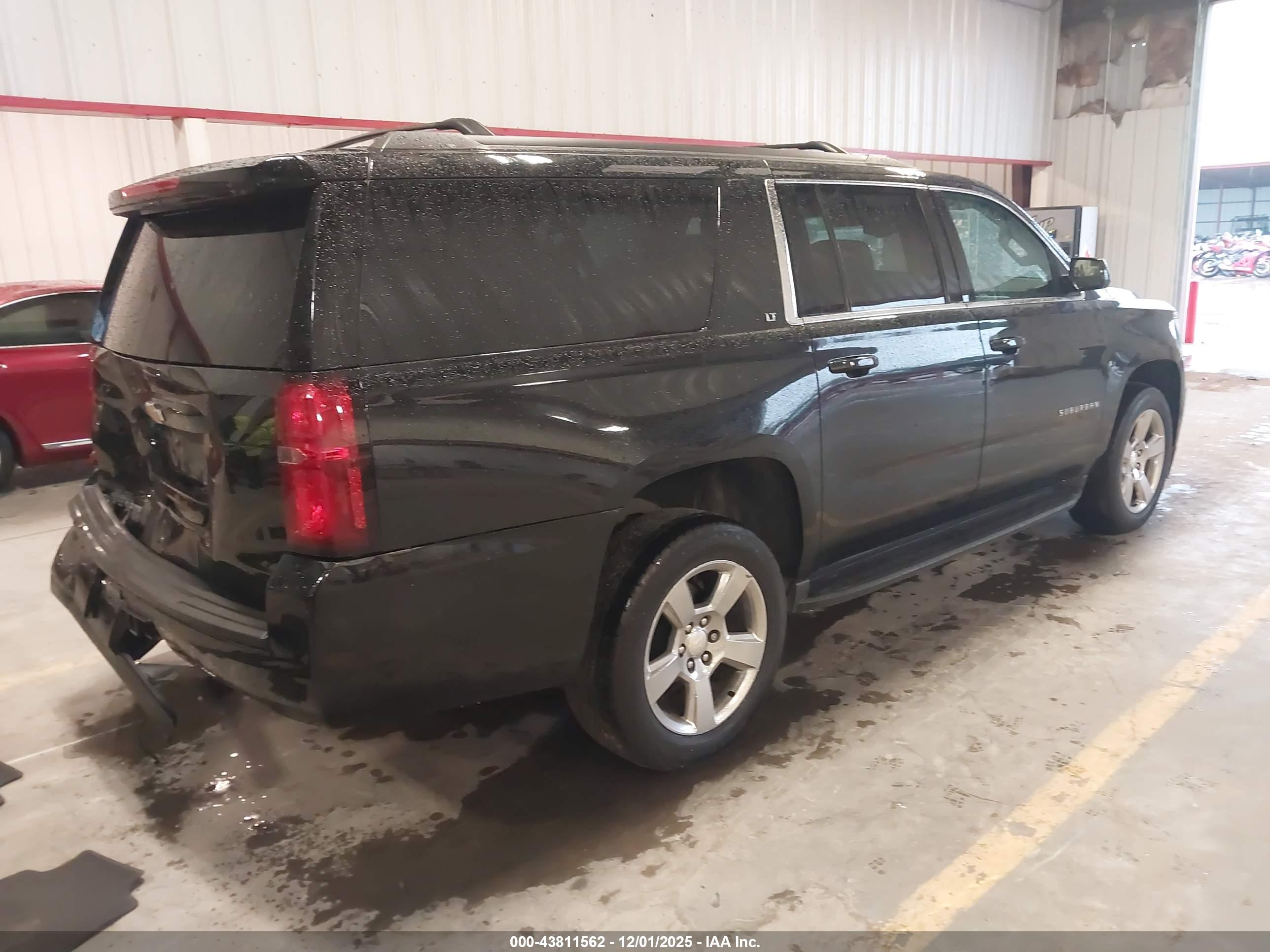 CHEVROLET SUBURBAN image 4