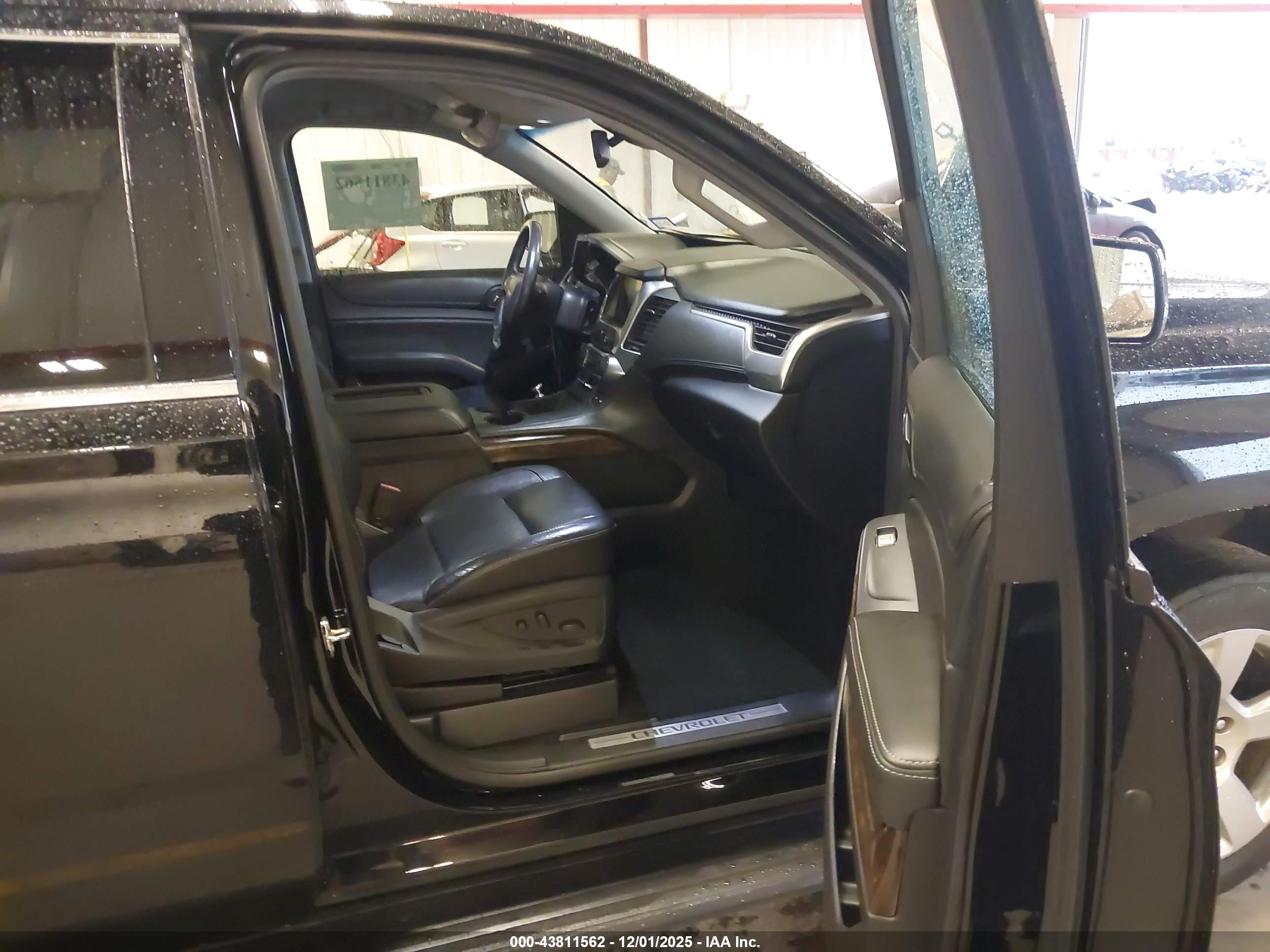 CHEVROLET SUBURBAN image 5