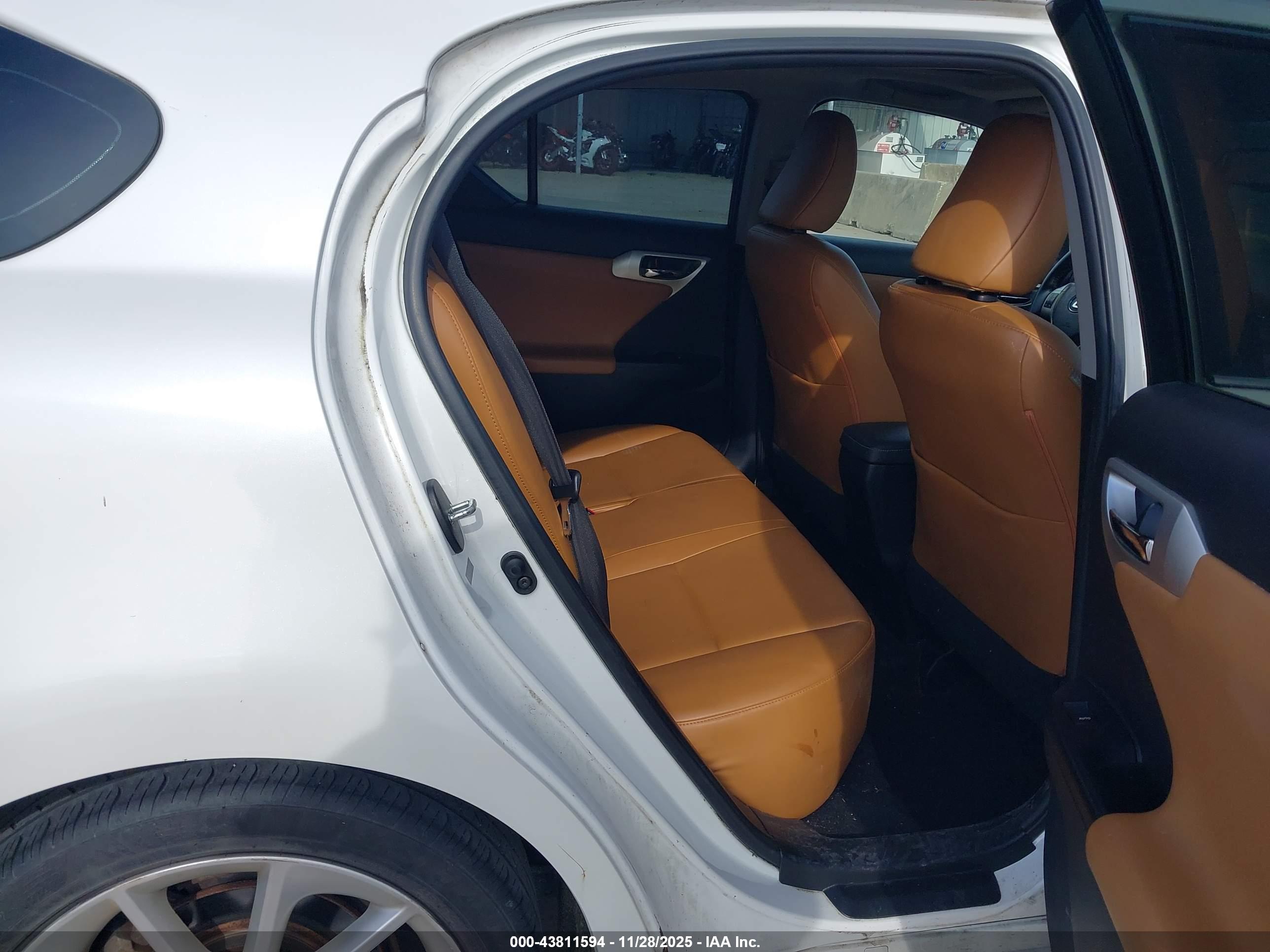 LEXUS CT image 8