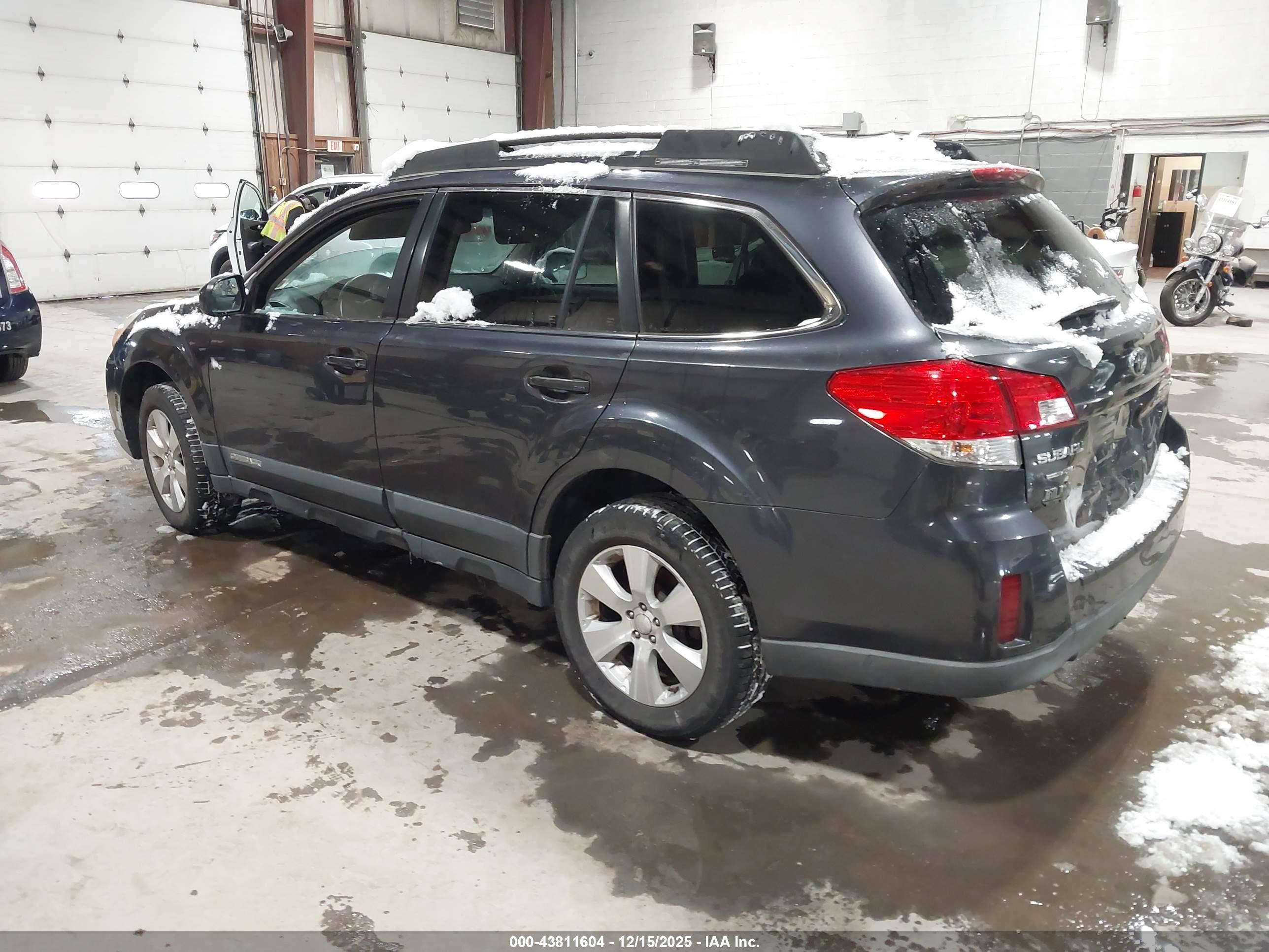 SUBARU OUTBACK image 3