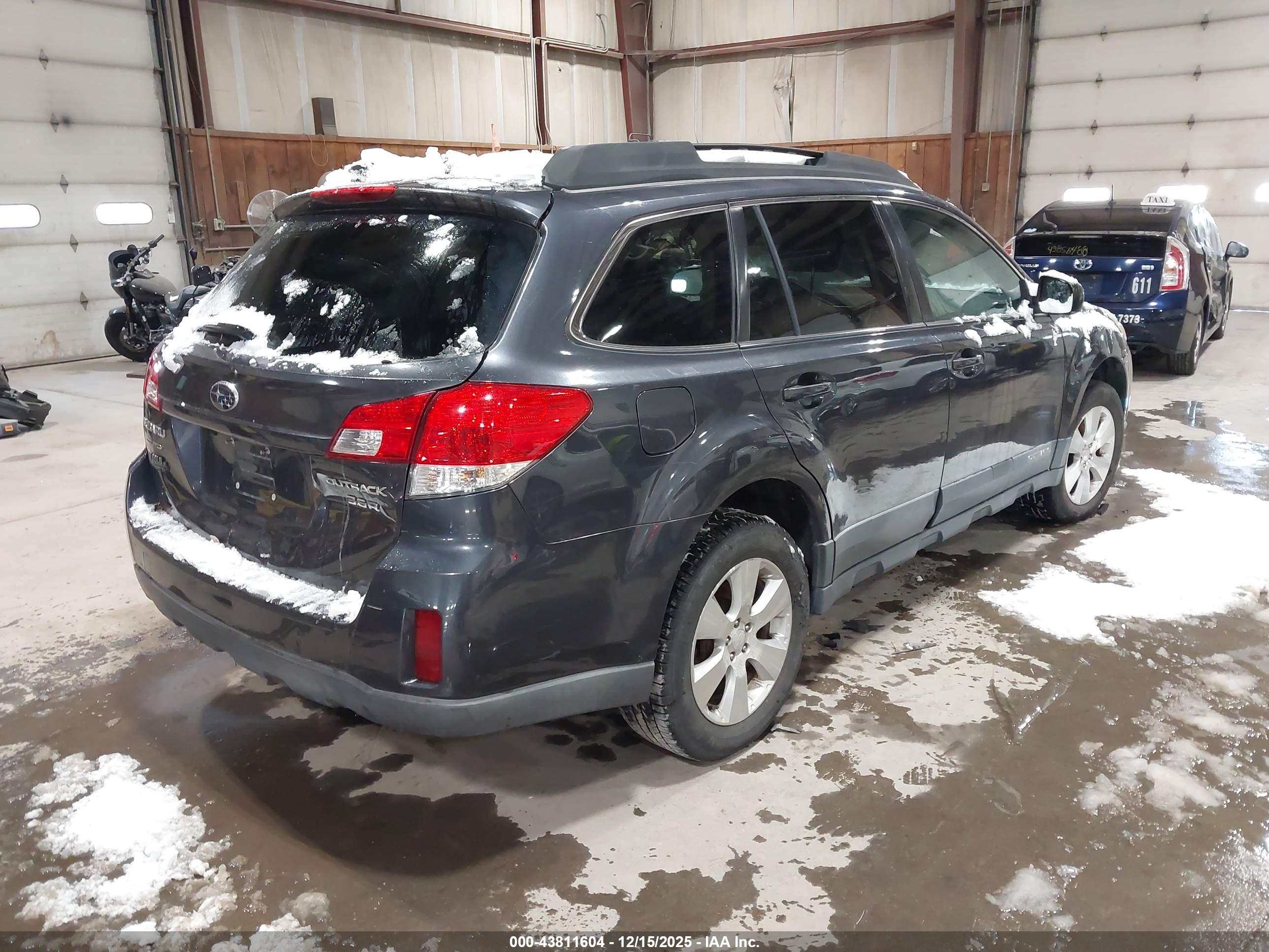 SUBARU OUTBACK image 4