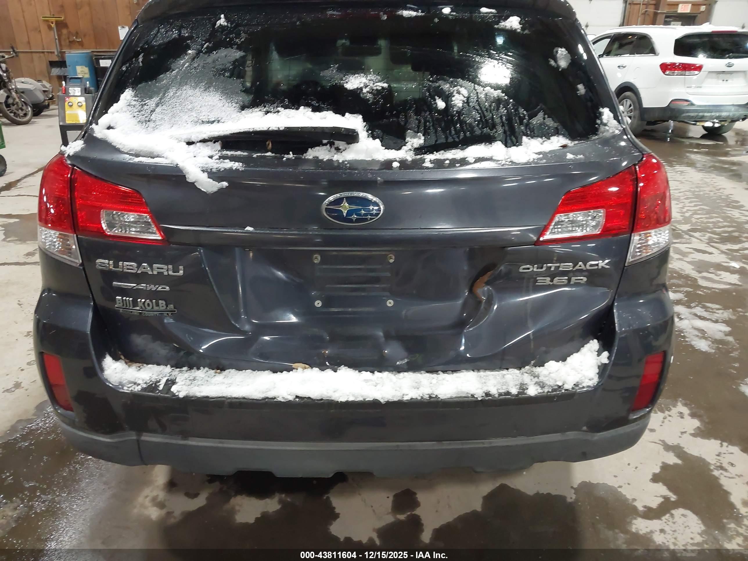 SUBARU OUTBACK image 6