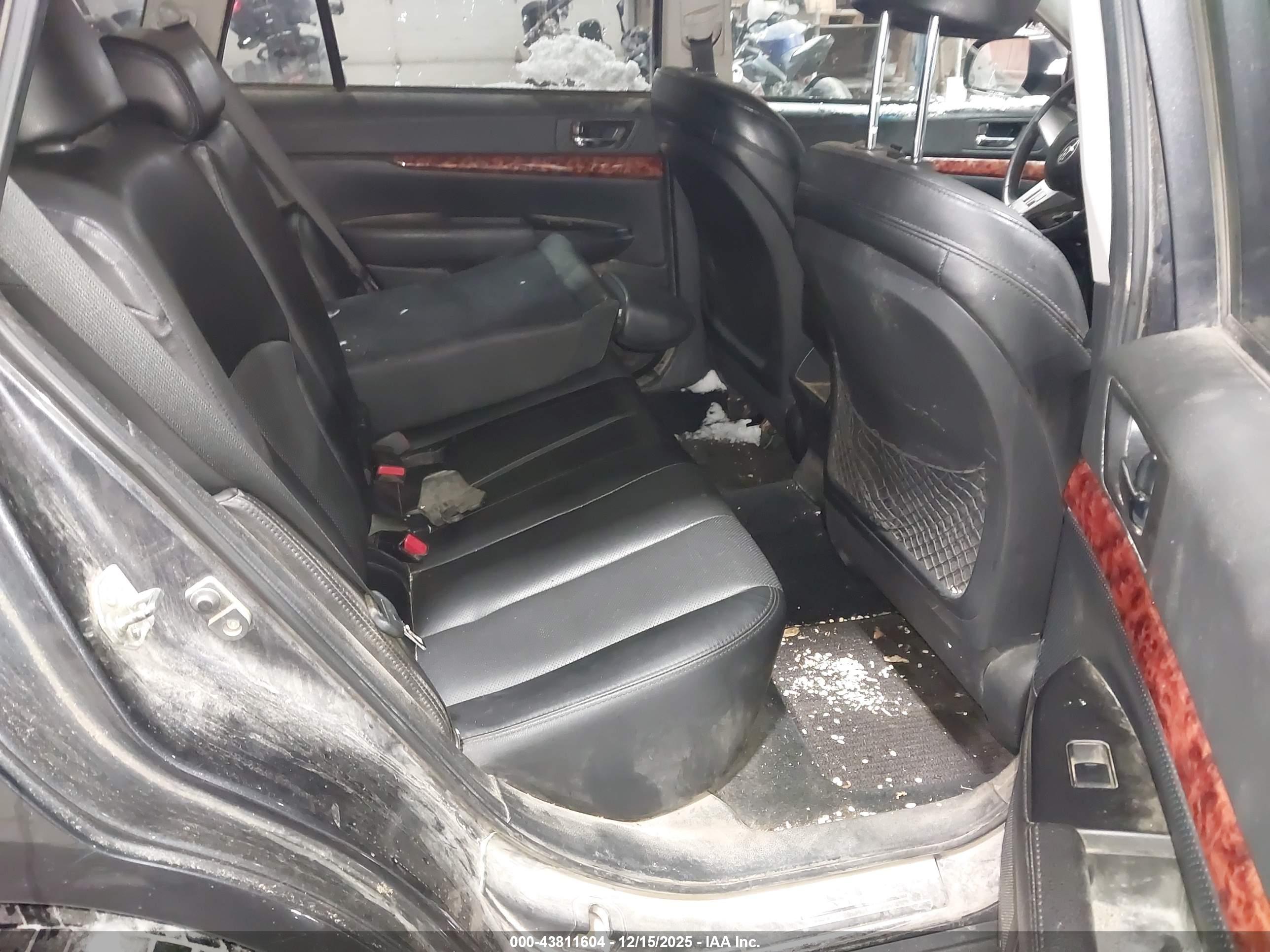 SUBARU OUTBACK image 8