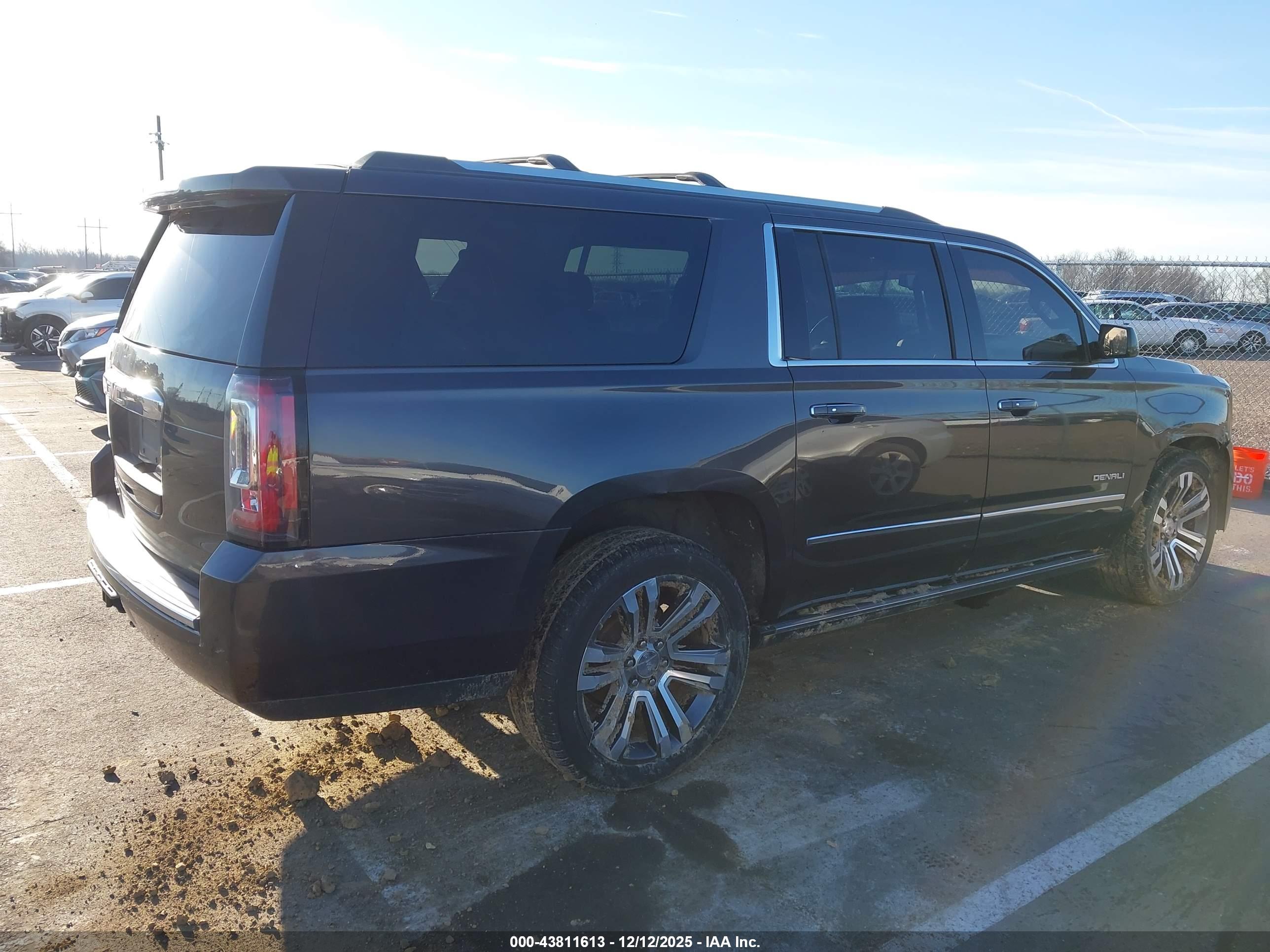 GMC YUKON image 4