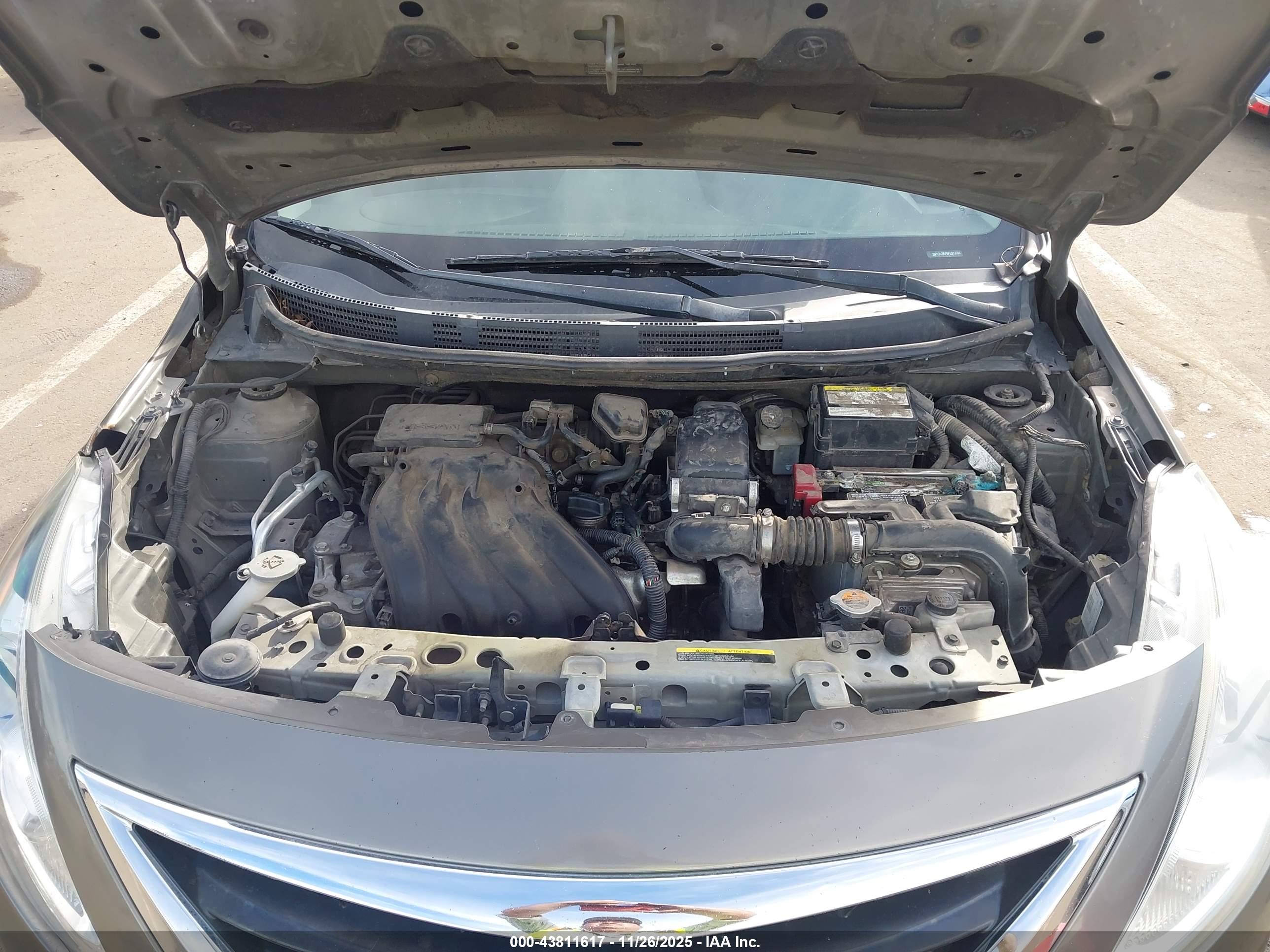 NISSAN VERSA image 10