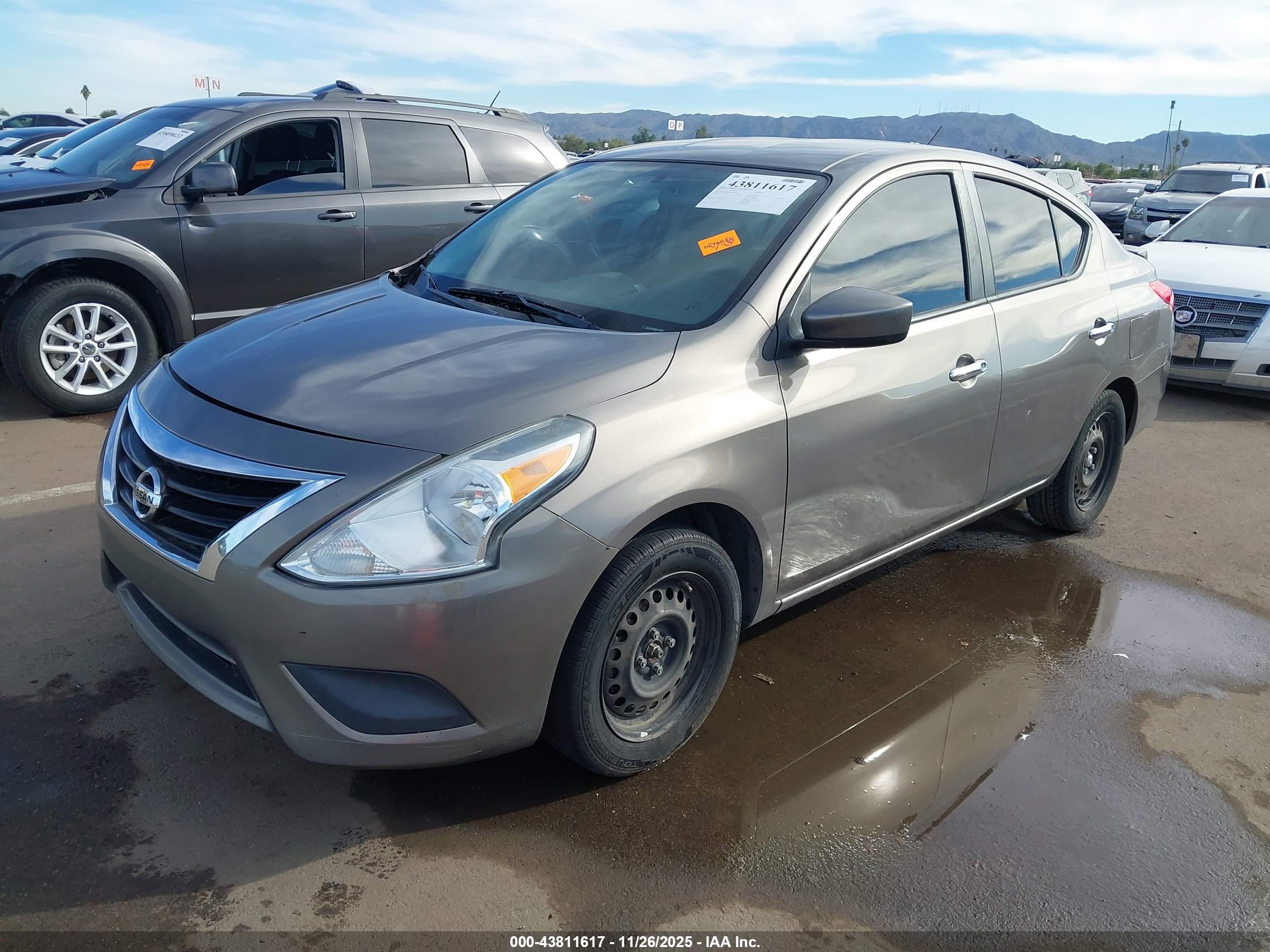 NISSAN VERSA image 2