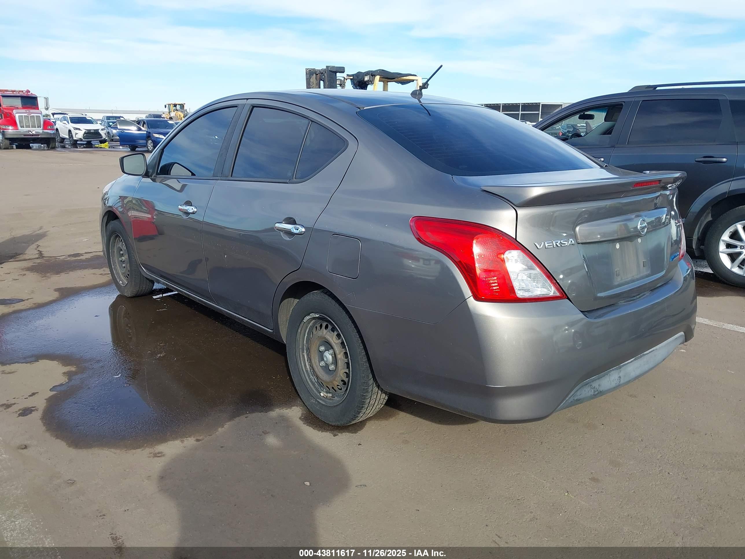 NISSAN VERSA image 3