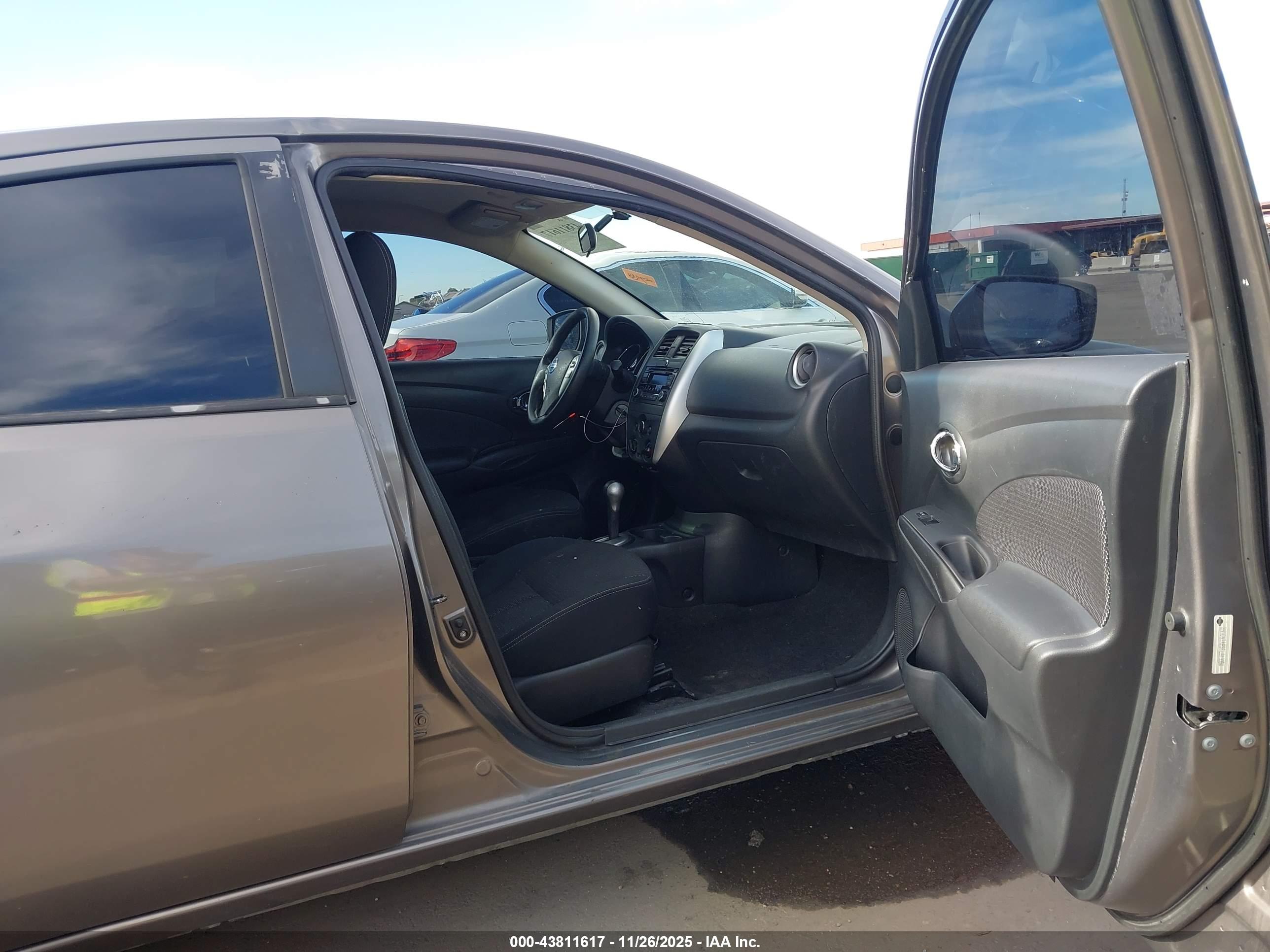 NISSAN VERSA image 5