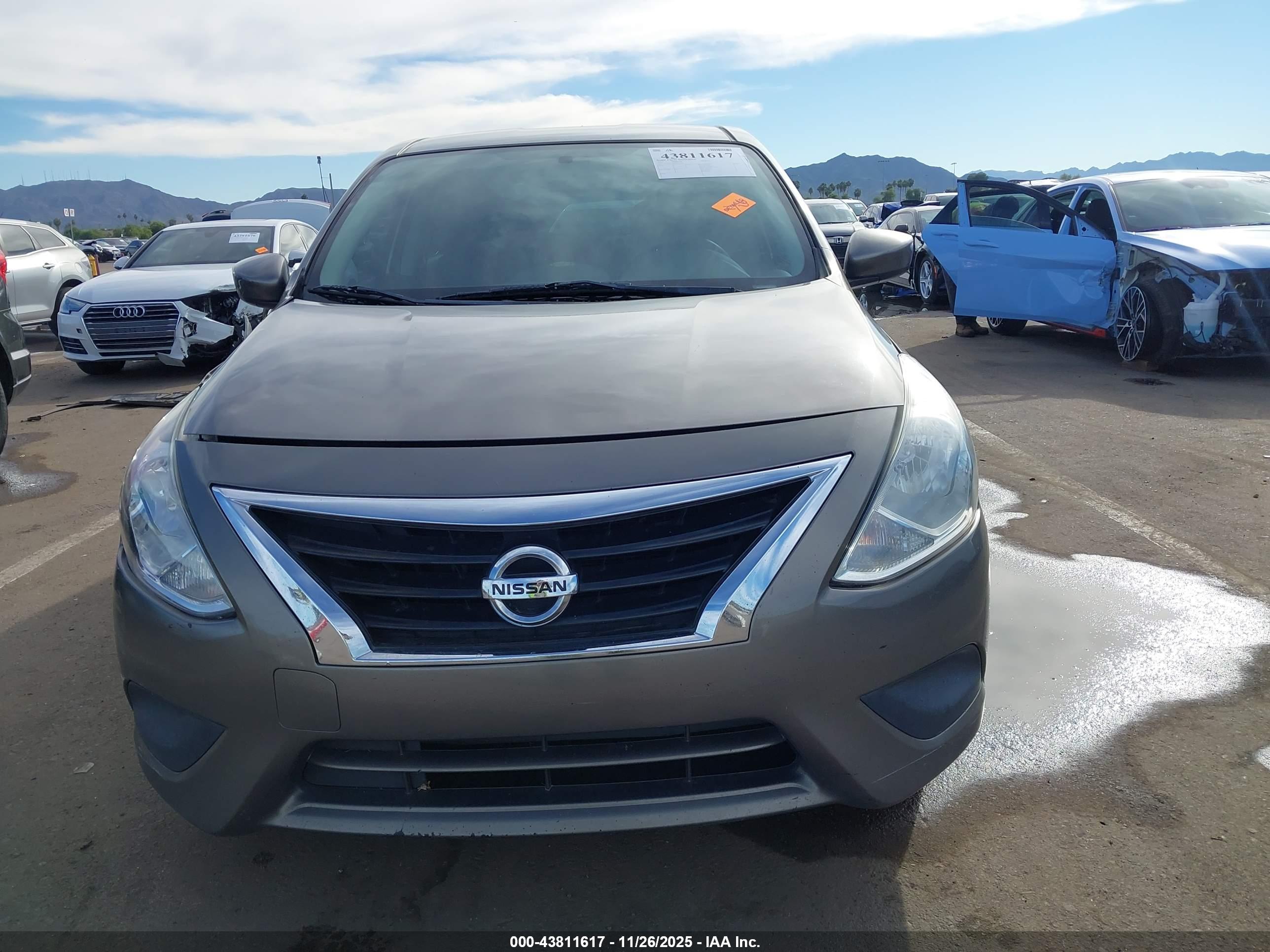 NISSAN VERSA image 6