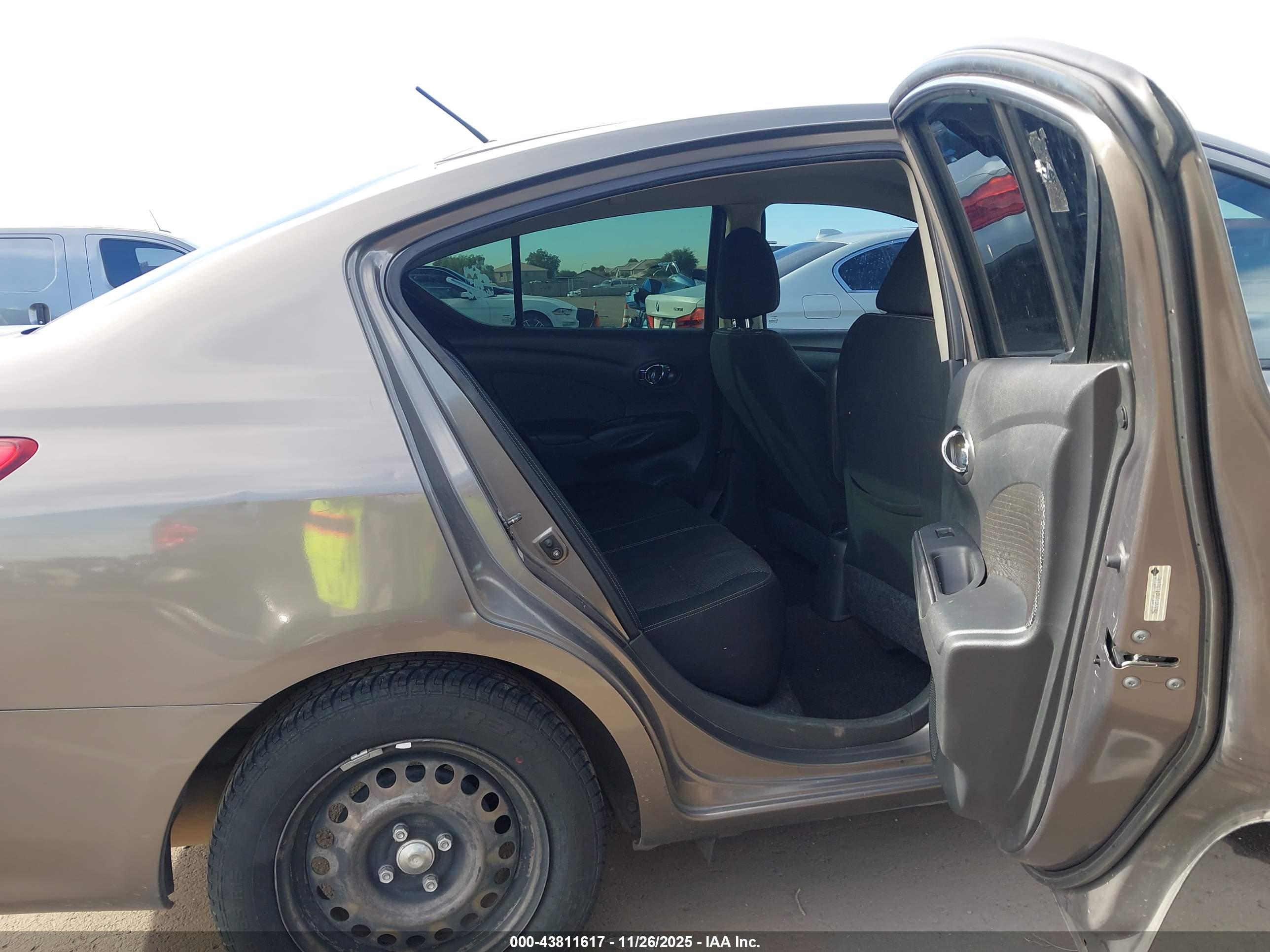 NISSAN VERSA image 8