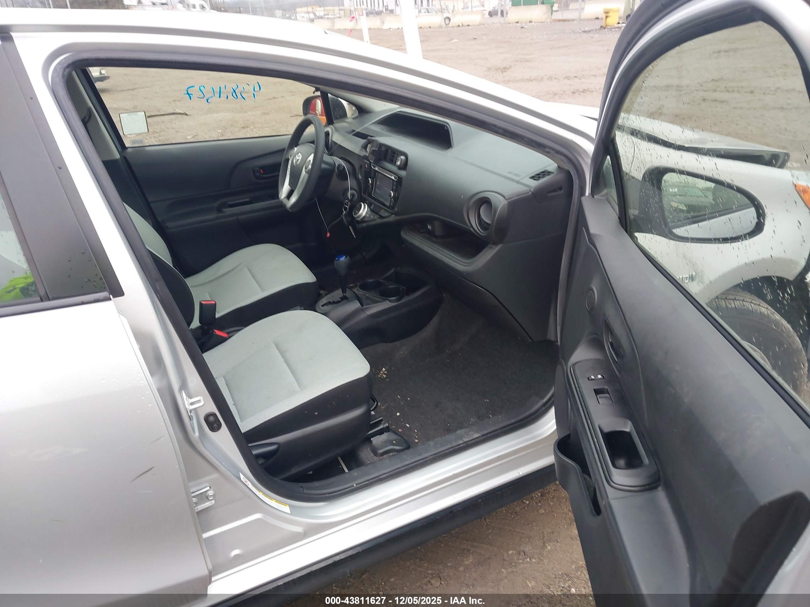 TOYOTA PRIUS image 5