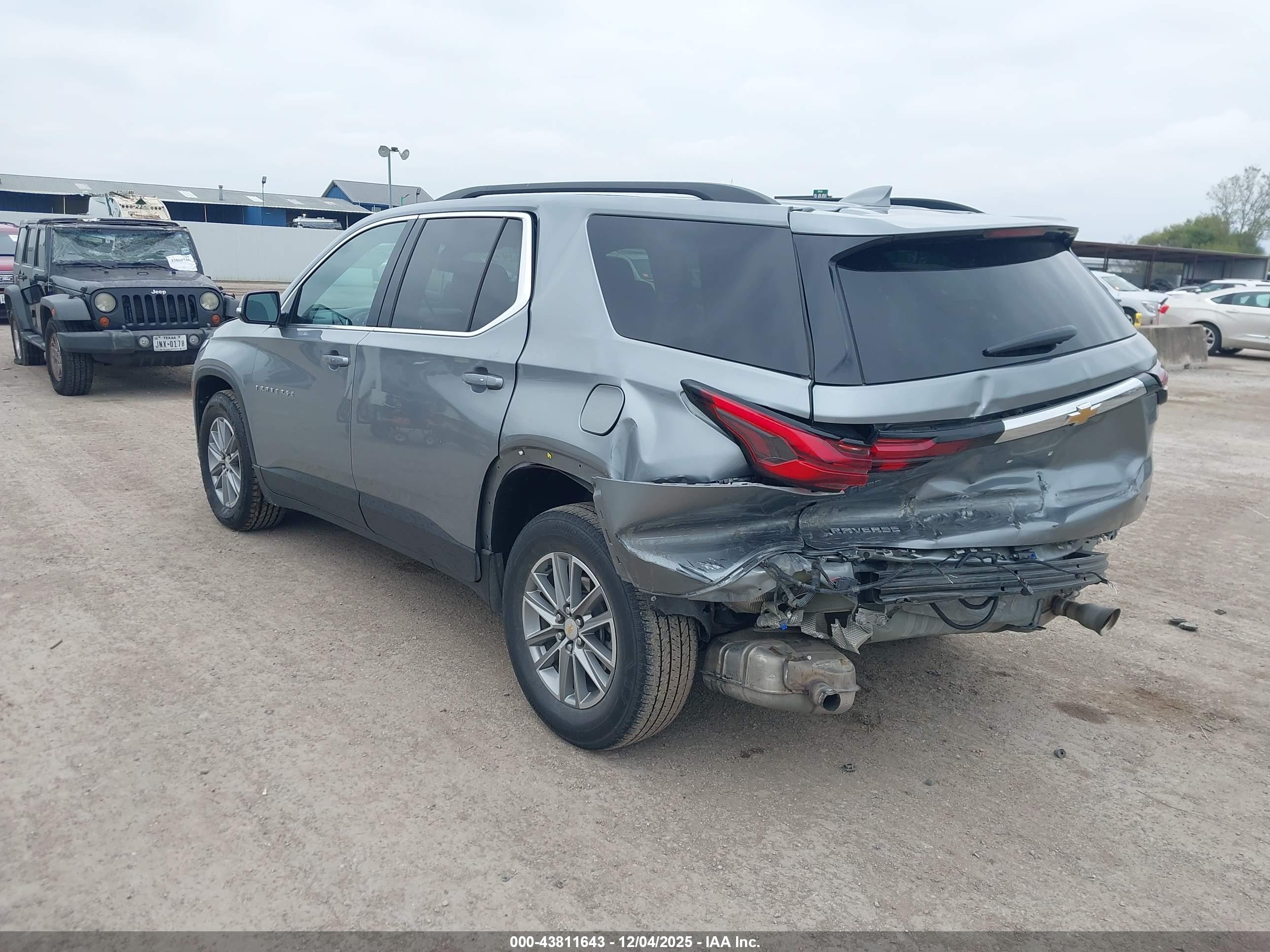 CHEVROLET TRAVERSE image 3
