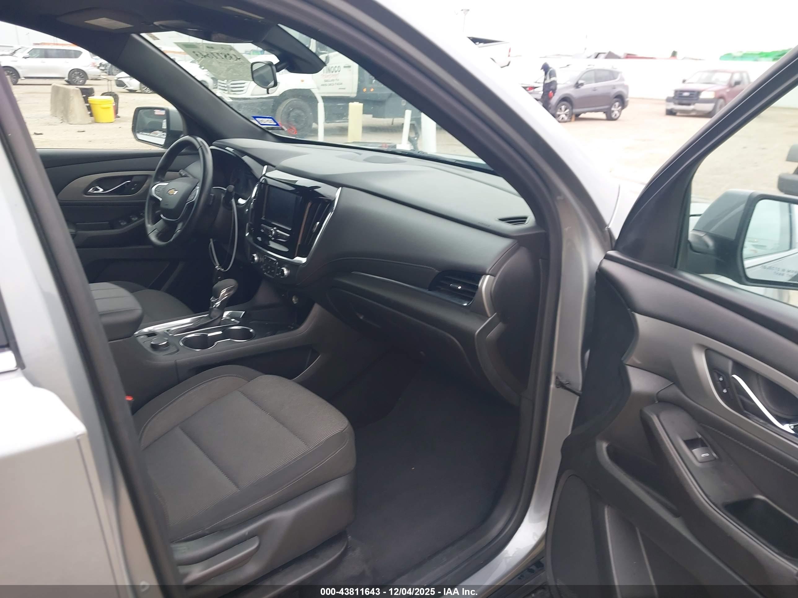 CHEVROLET TRAVERSE image 5