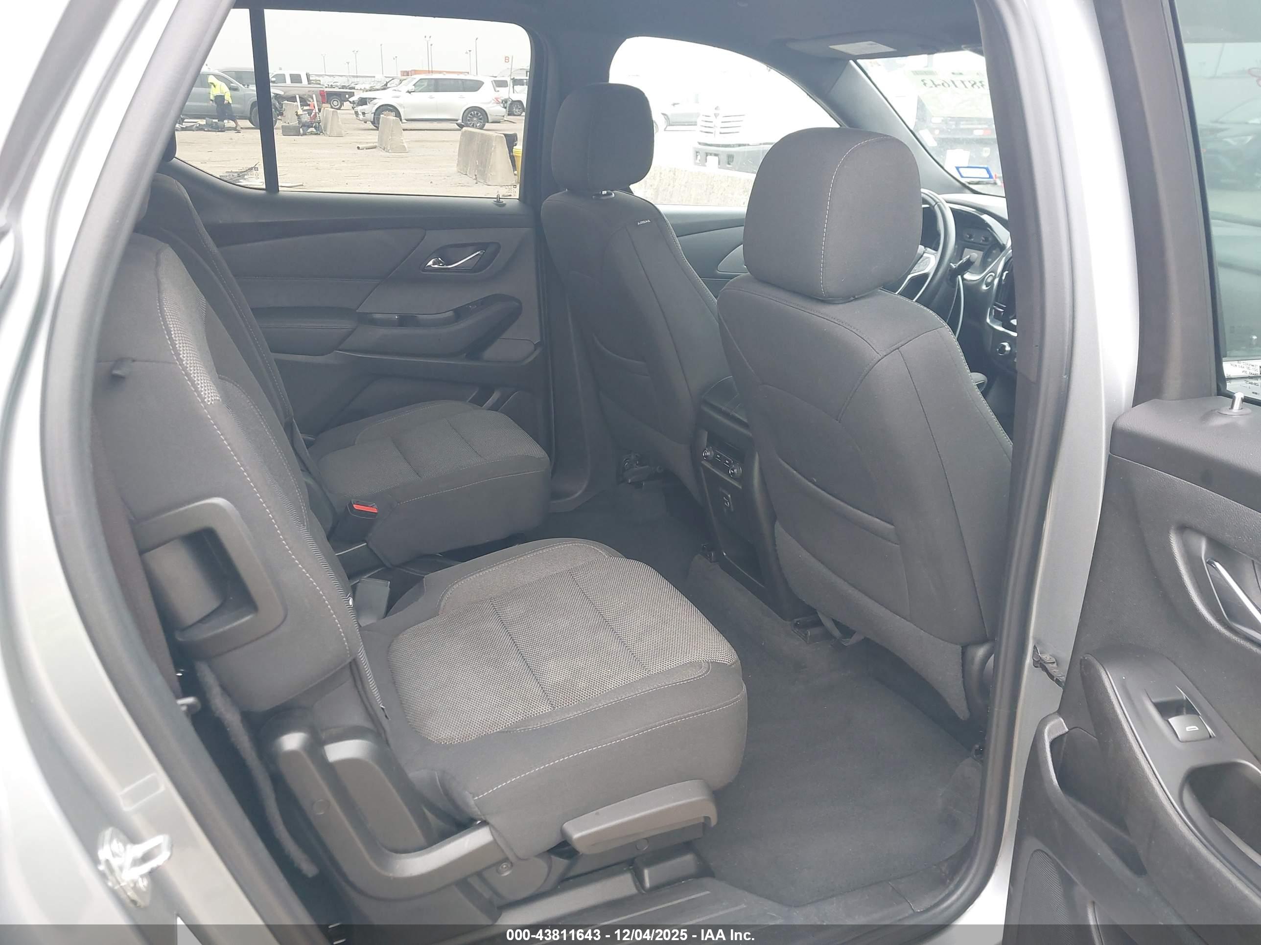 CHEVROLET TRAVERSE image 8
